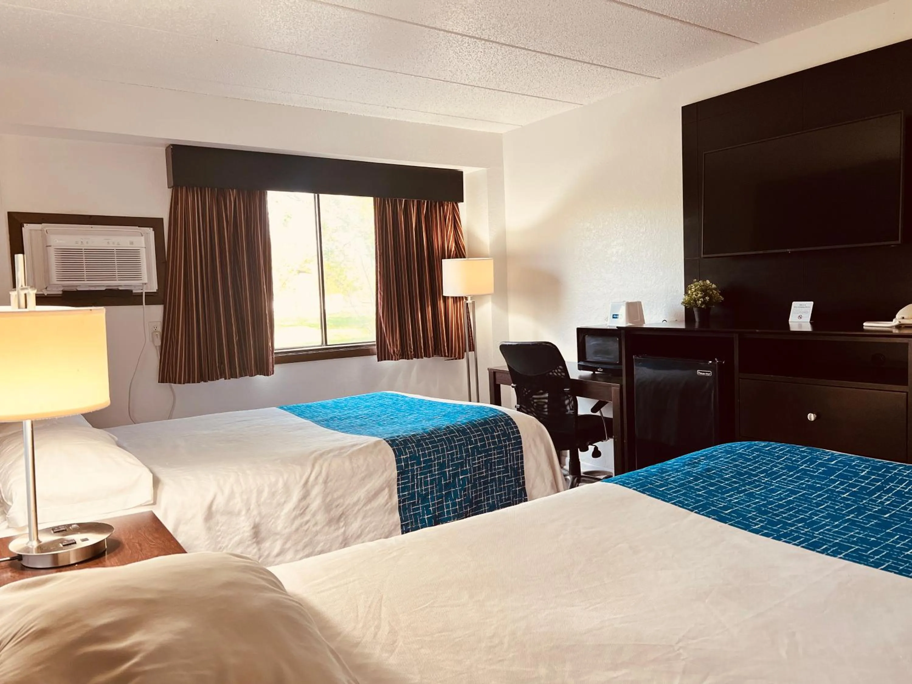 Bedroom, Bed in Travelodge by Wyndham Valleyfair Shakopee