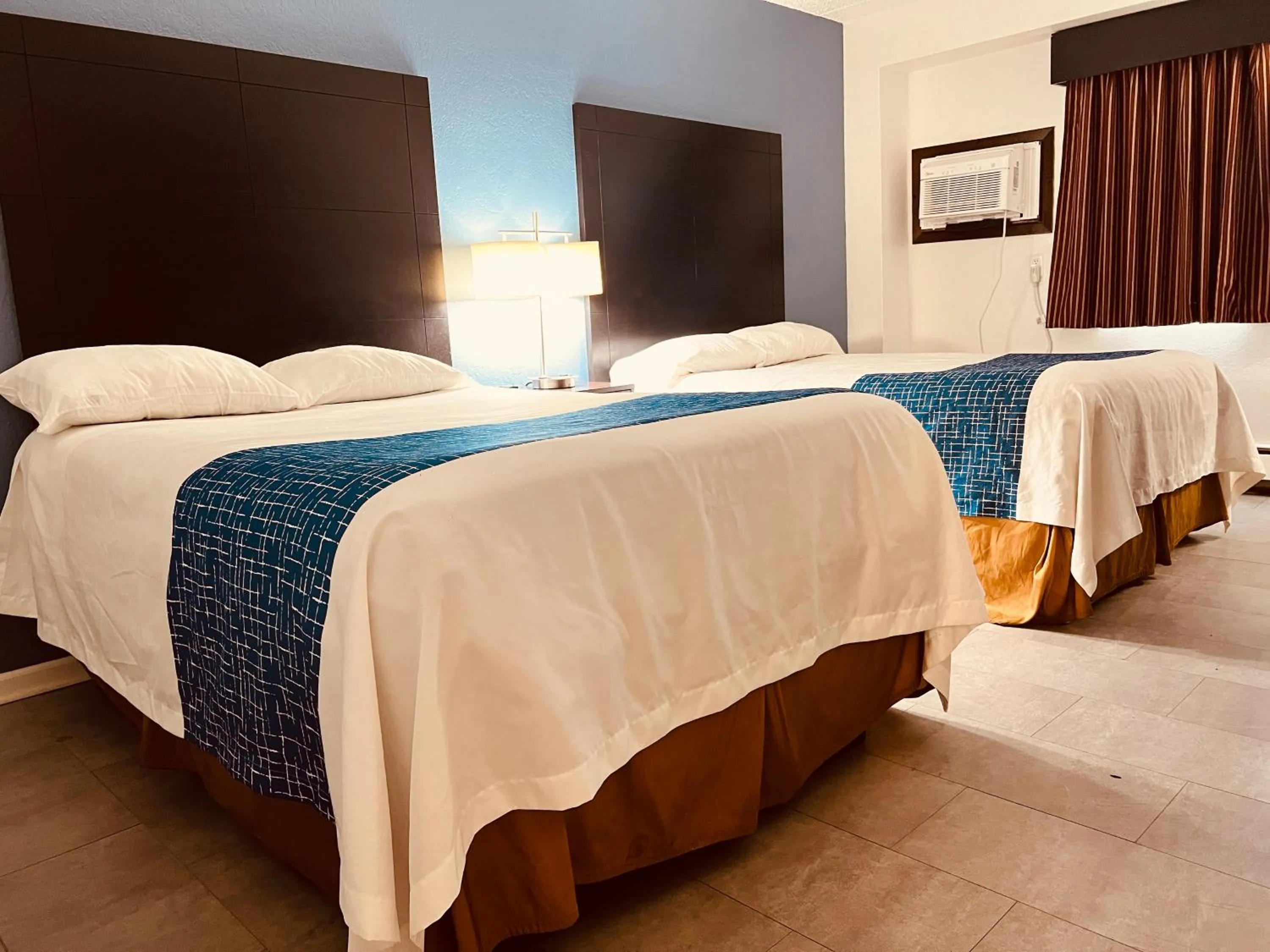 Photo of the whole room, Bed in Travelodge by Wyndham Valleyfair Shakopee