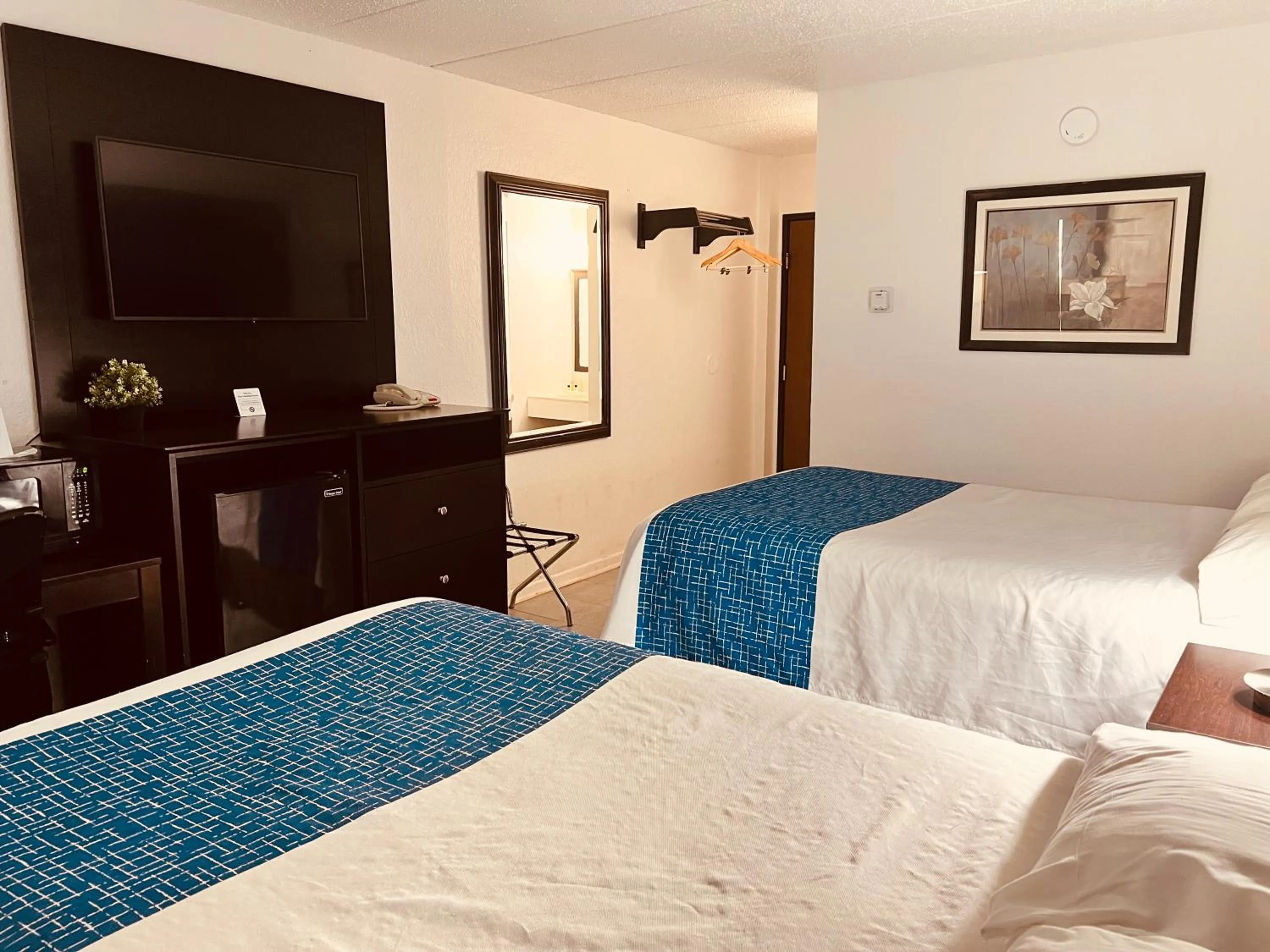 Bed in Travelodge by Wyndham Valleyfair Shakopee