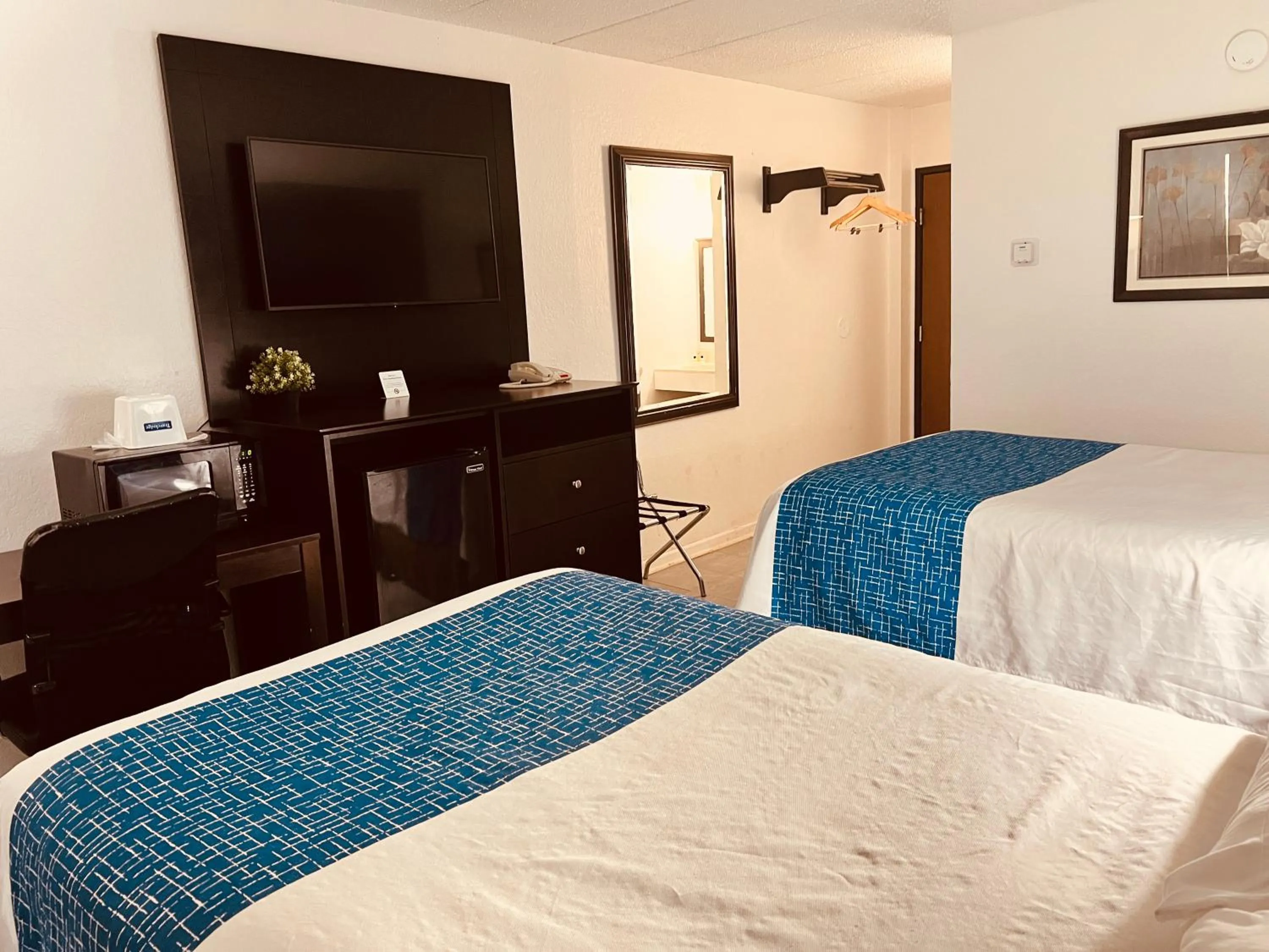 Bed in Travelodge by Wyndham Valleyfair Shakopee