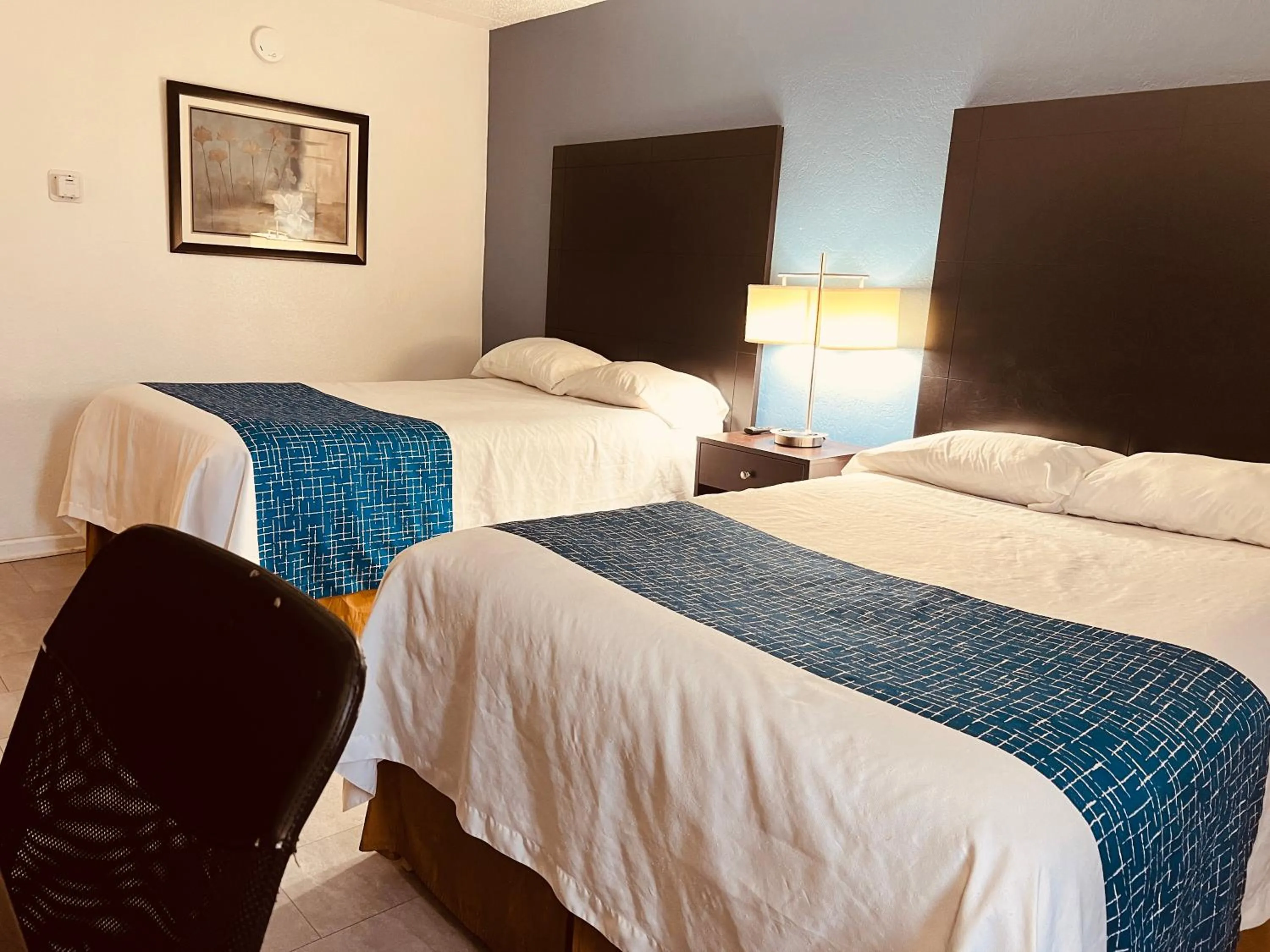 Bed in Travelodge by Wyndham Valleyfair Shakopee