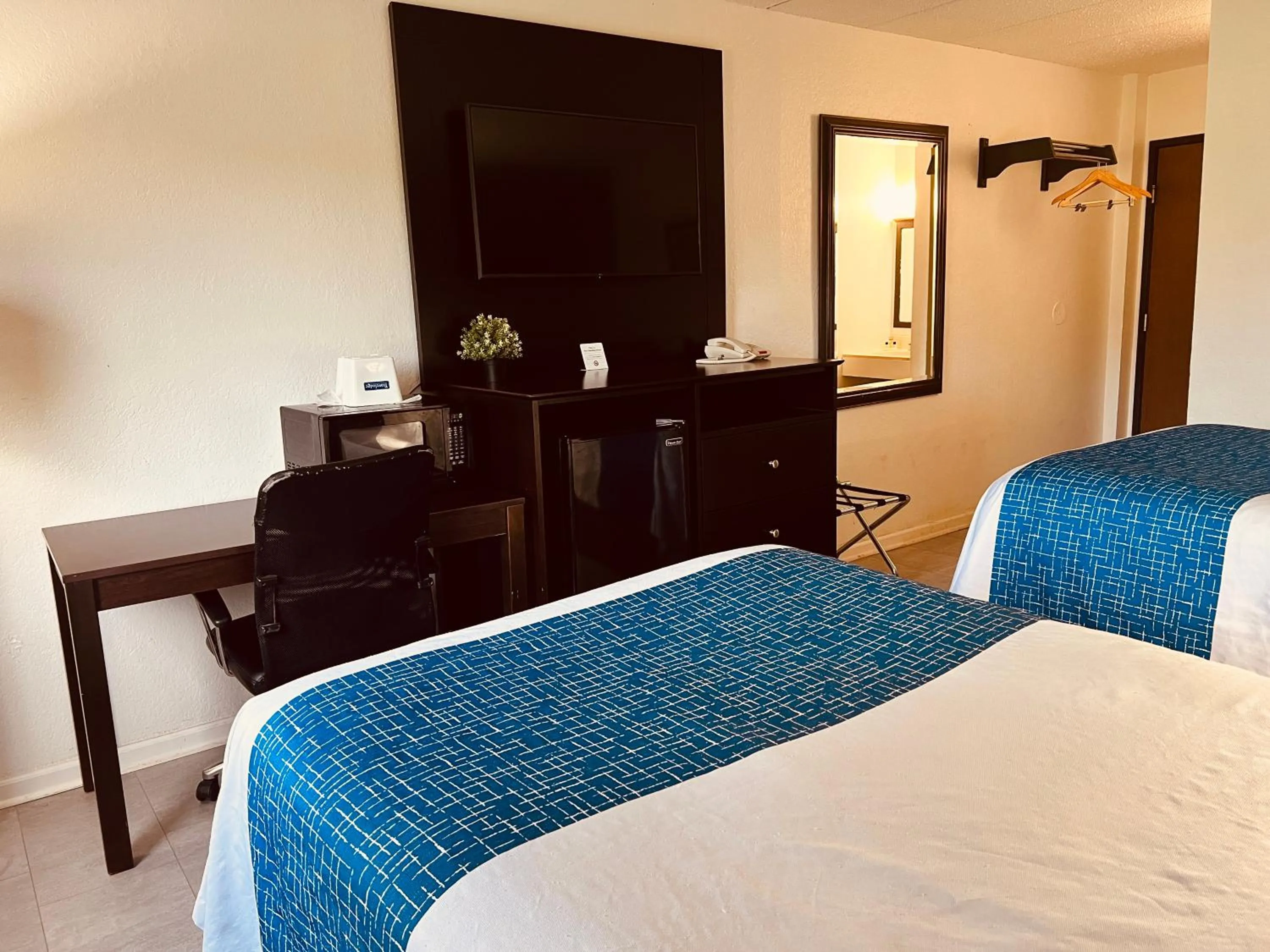 Bed in Travelodge by Wyndham Valleyfair Shakopee