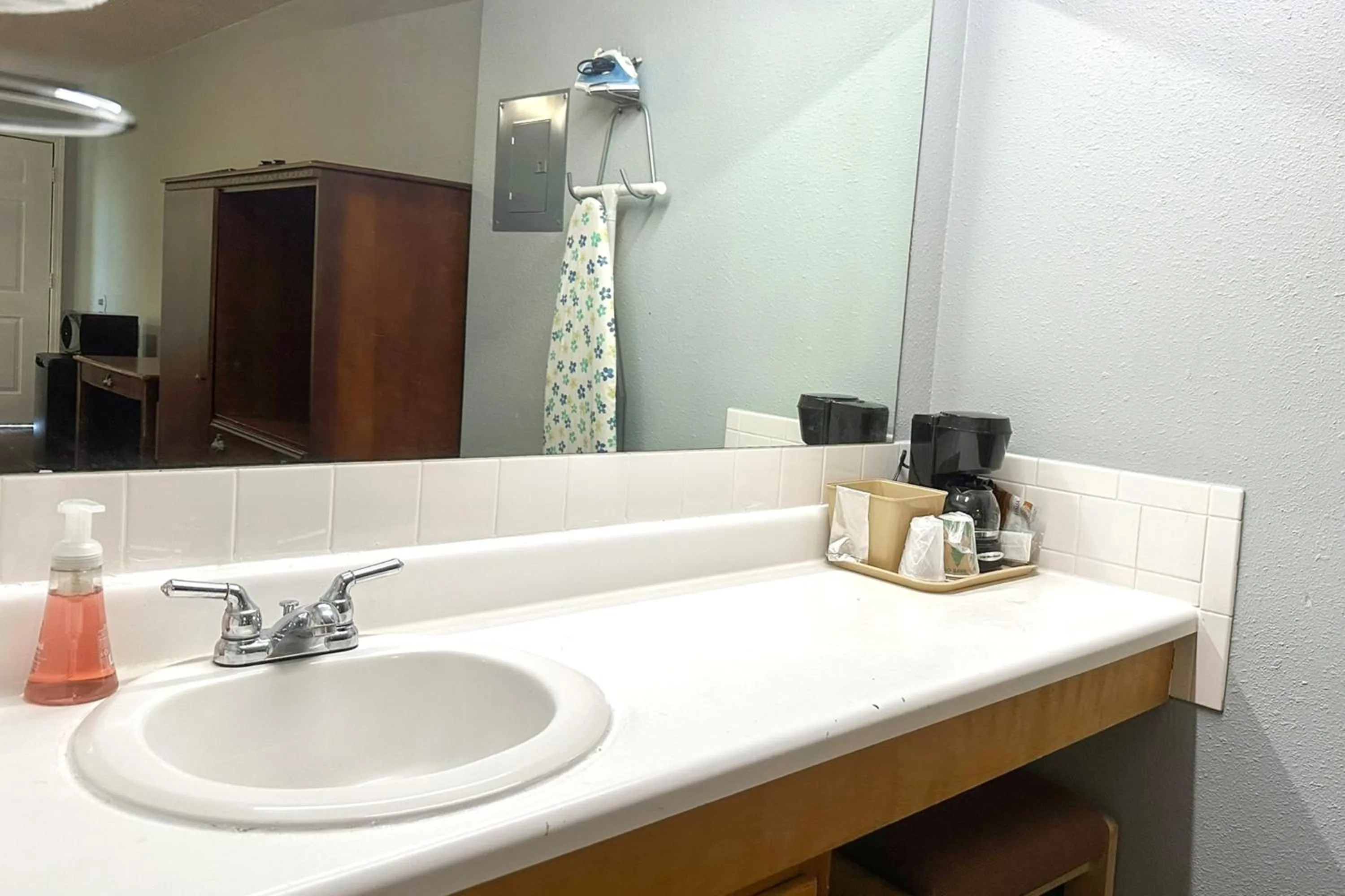 Bathroom in OYO Hickory House Inn