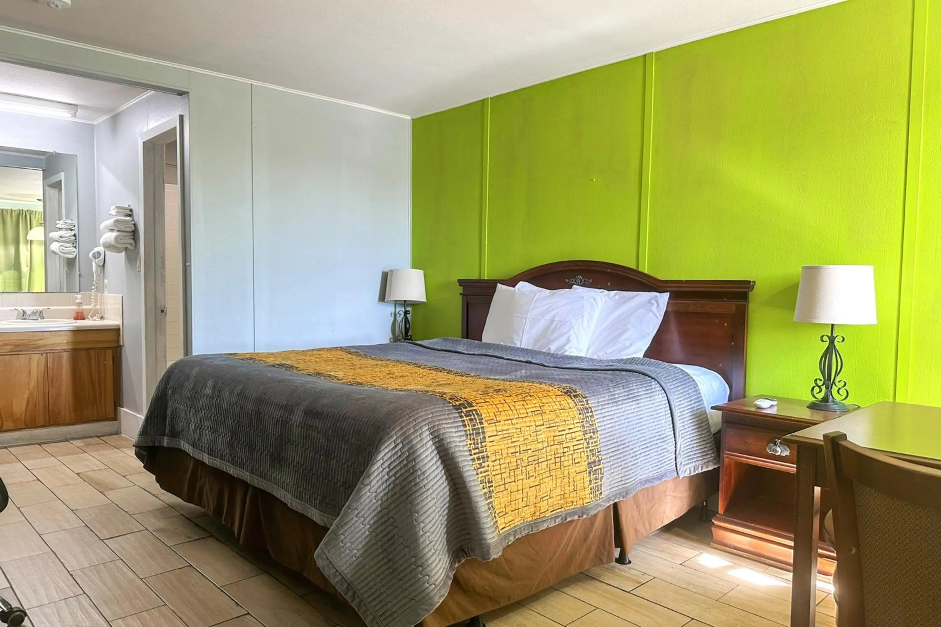 Bedroom, Bed in OYO Hickory House Inn