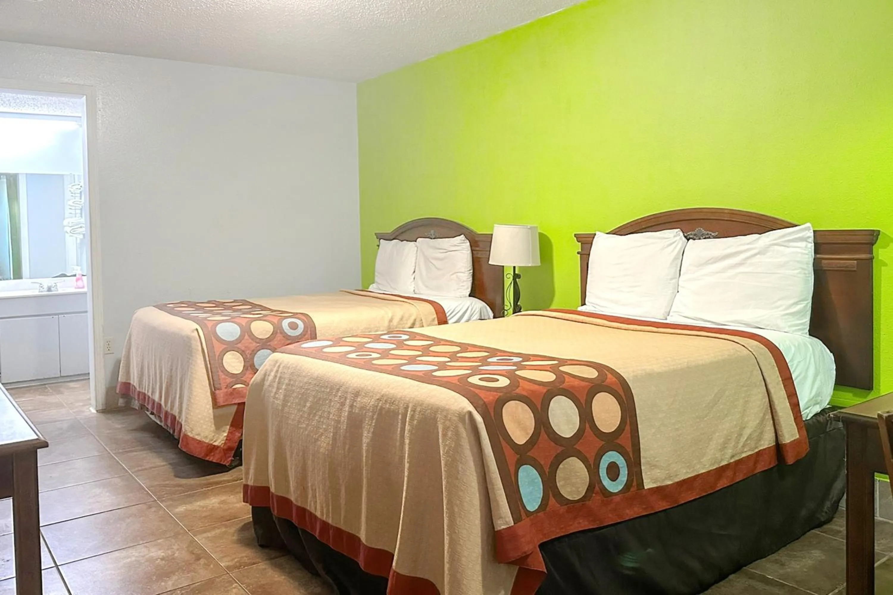 Bedroom, Bed in OYO Hickory House Inn