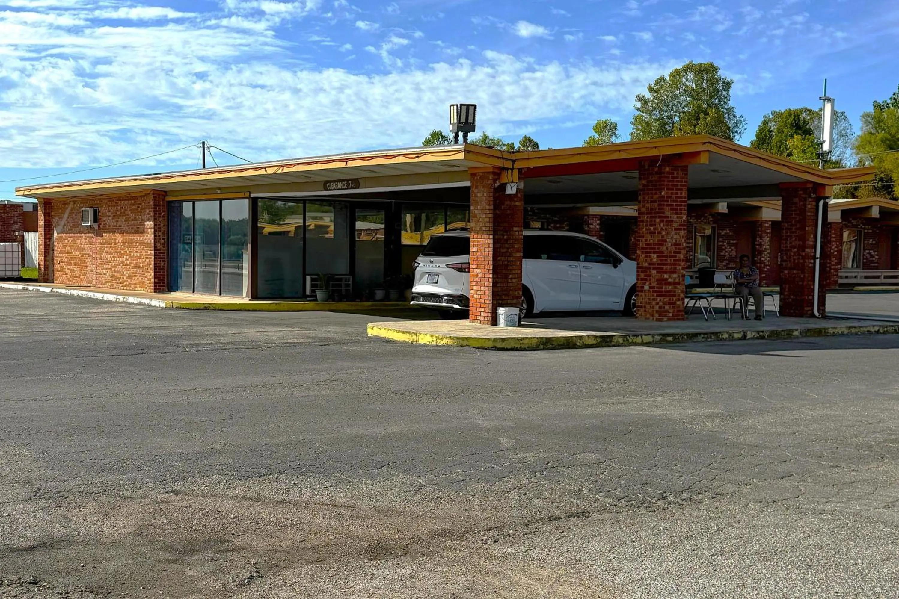 Facade/entrance in OYO Hickory House Inn