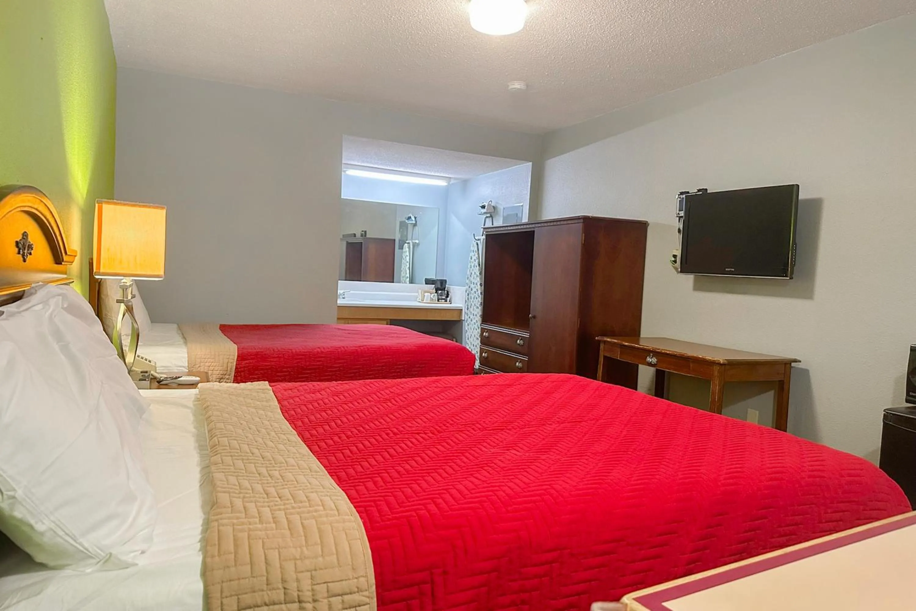 Bedroom, Bed in OYO Hickory House Inn