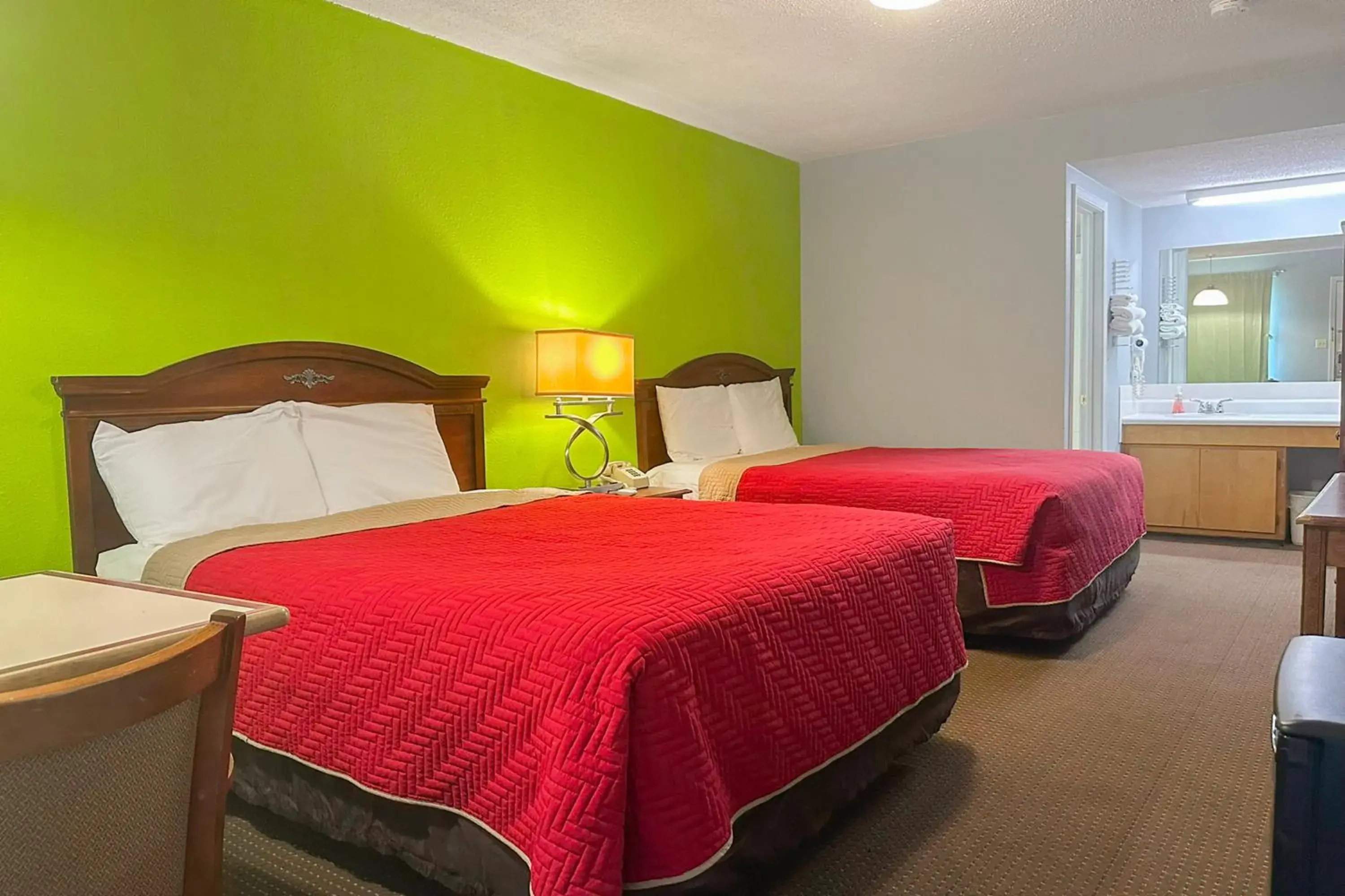 2 Full Bed Smoking in OYO Hickory House Inn 2 Full Bed Smoking in OYO Hickory House Inn