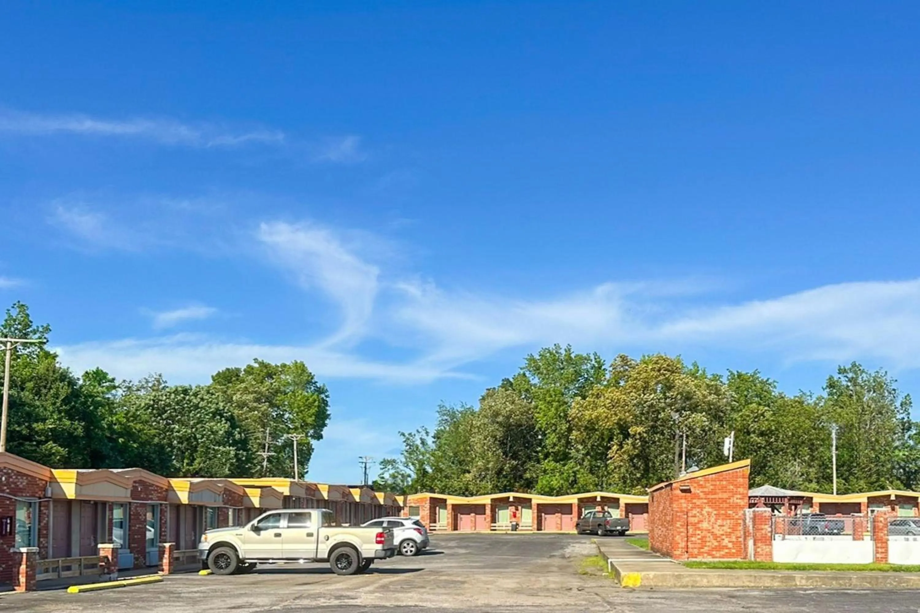 Parking in OYO Hickory House Inn