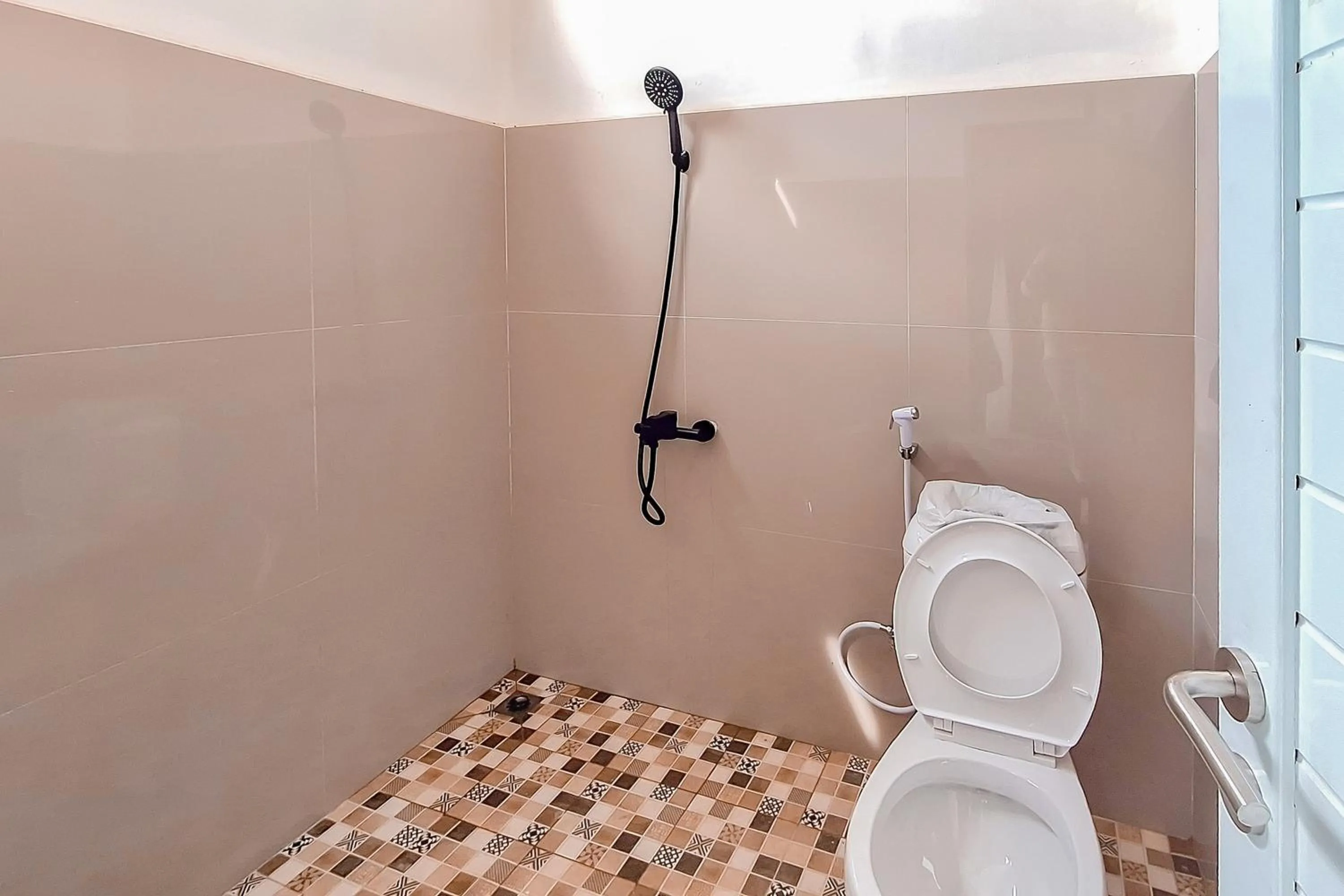 Bathroom in Urbanview Hotel Griya Menteng Palangkaraya by RedDoorz