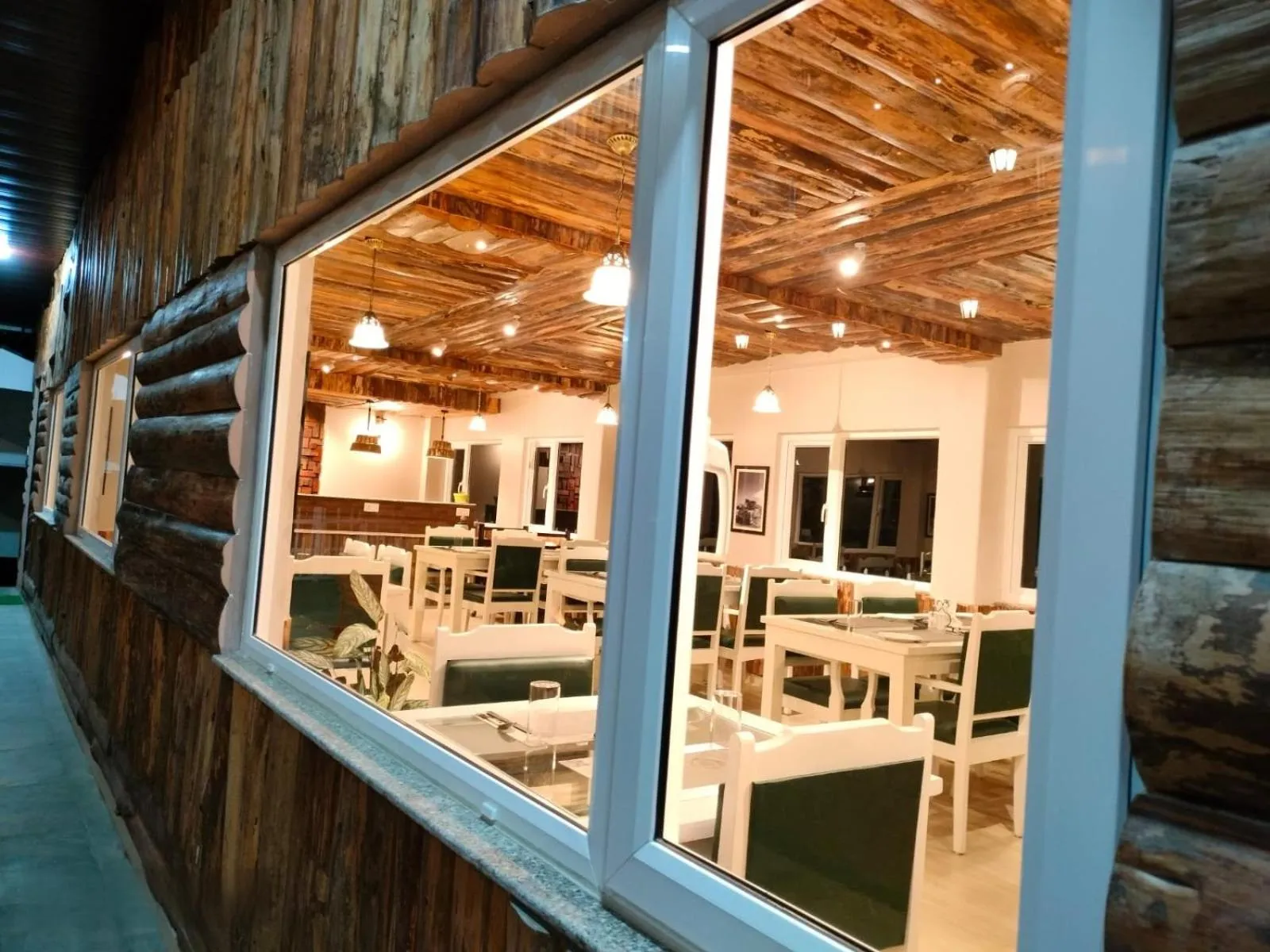 Restaurant/places to eat in La Das Treetops