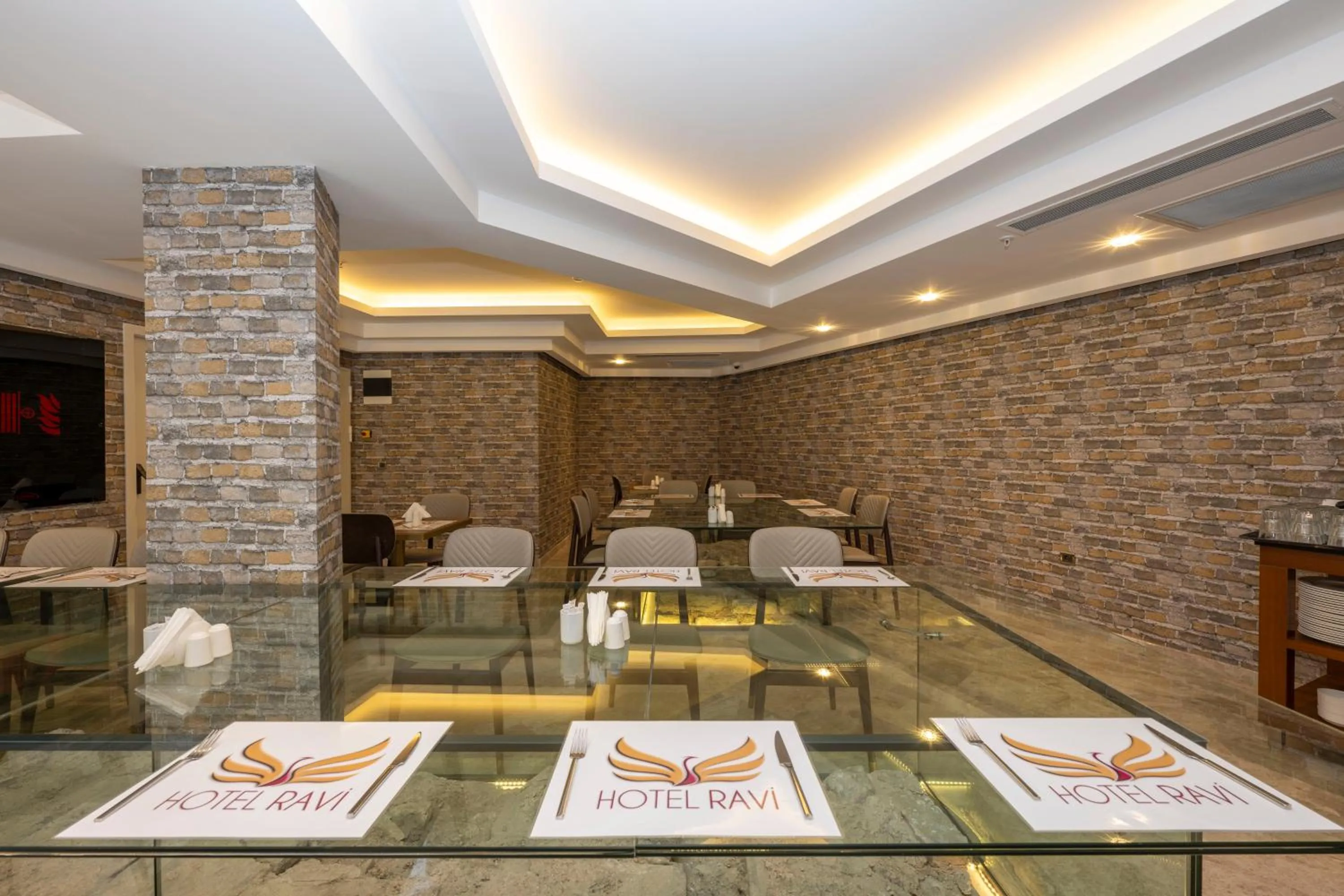 Restaurant/places to eat in Hotel Ravi