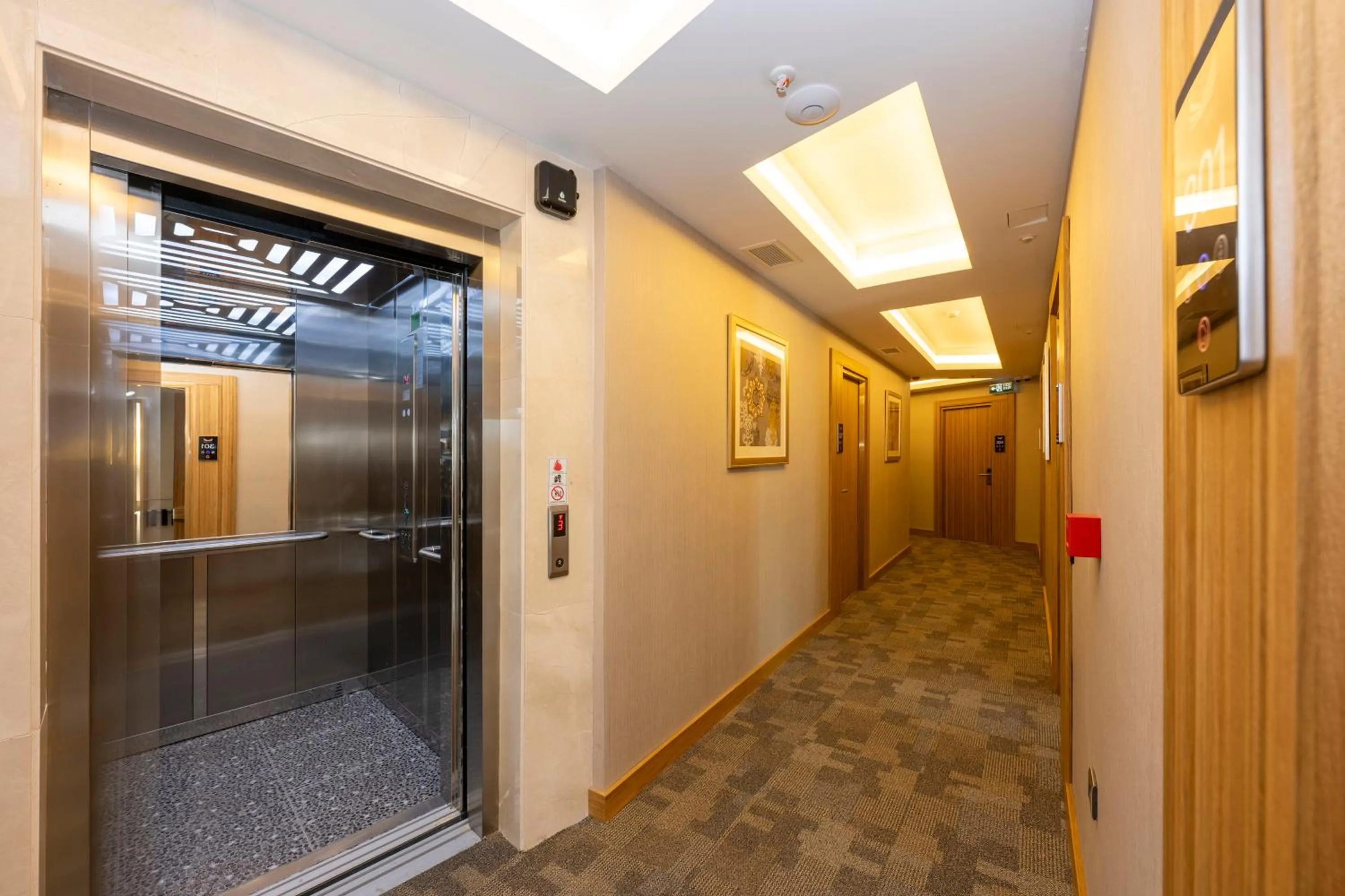 elevator in Hotel Ravi