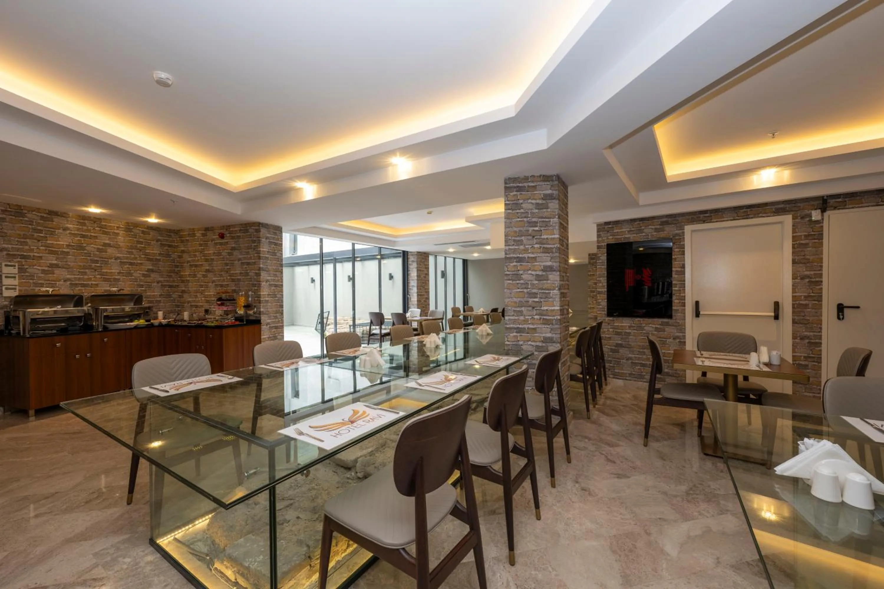 Restaurant/places to eat in Hotel Ravi