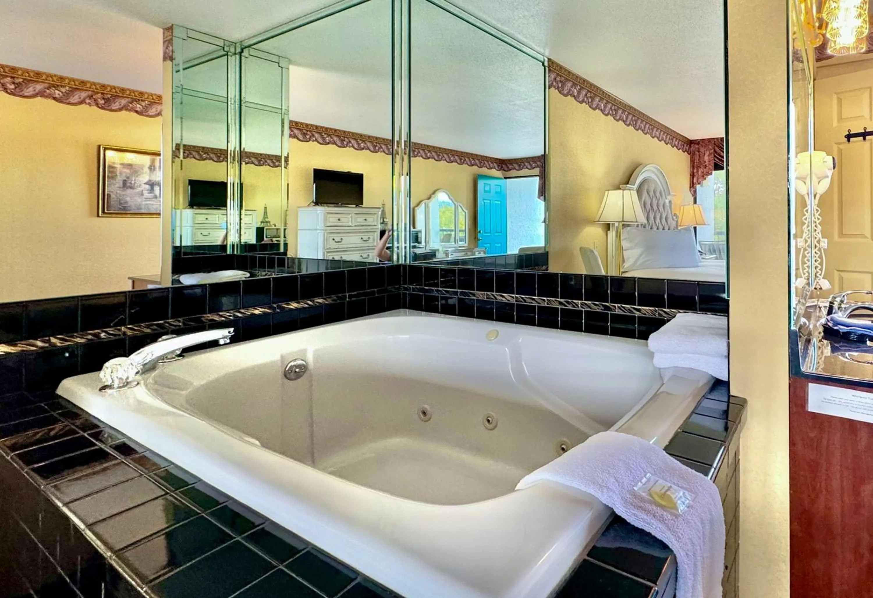 Hot Tub in Rivergate Mountain Lodge