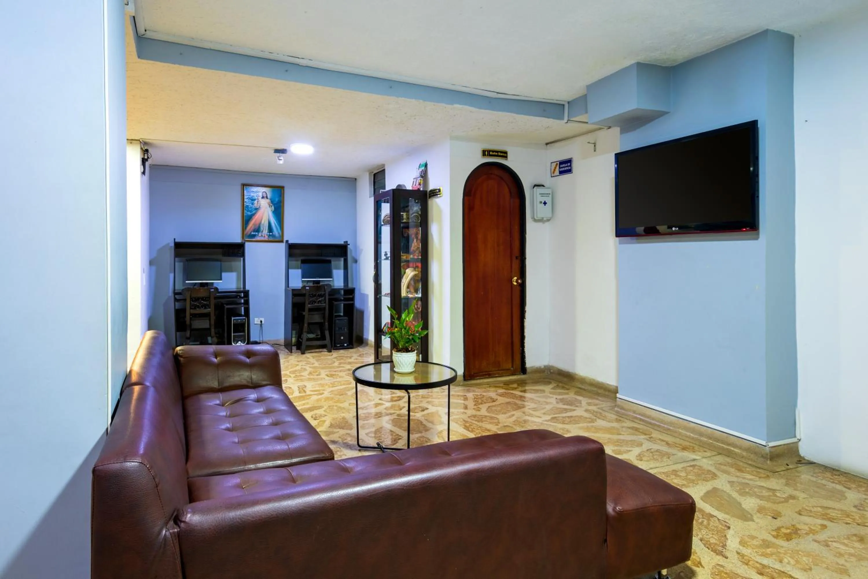 Communal lounge/ TV room in Ayenda 1234 Imperio 70