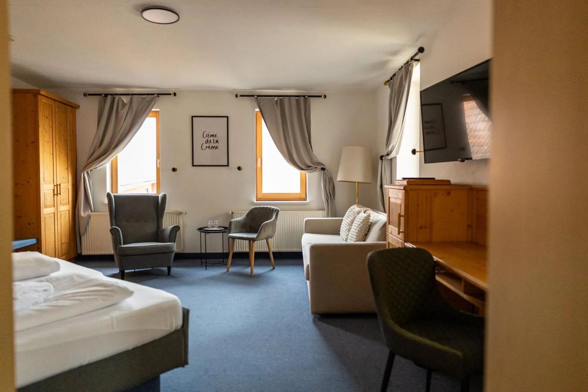 TV and multimedia, Bed in Gasthof zum goldenen Schiff - Historisches Hotel mit Frühstück & Self-Check-in