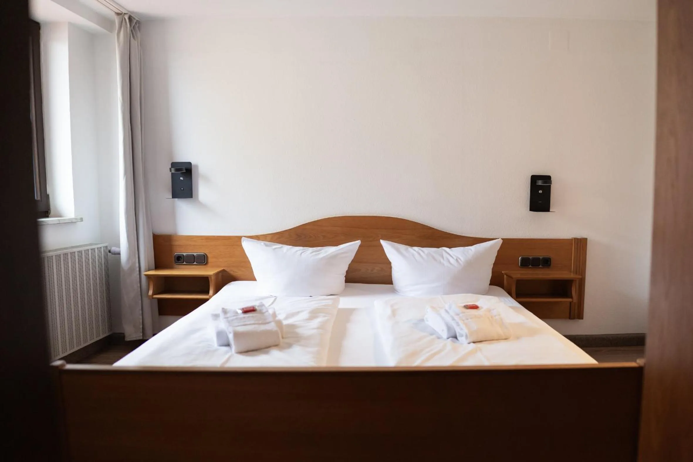 Bed in Gasthof zum goldenen Schiff - Historisches Hotel mit Frühstück & Self-Check-in