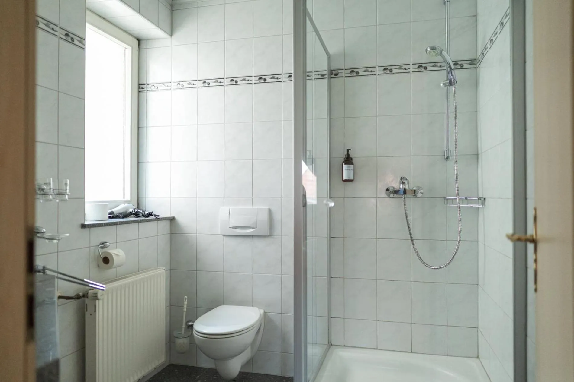 Shower in Gasthof zum goldenen Schiff - Historisches Hotel mit Frühstück & Self-Check-in