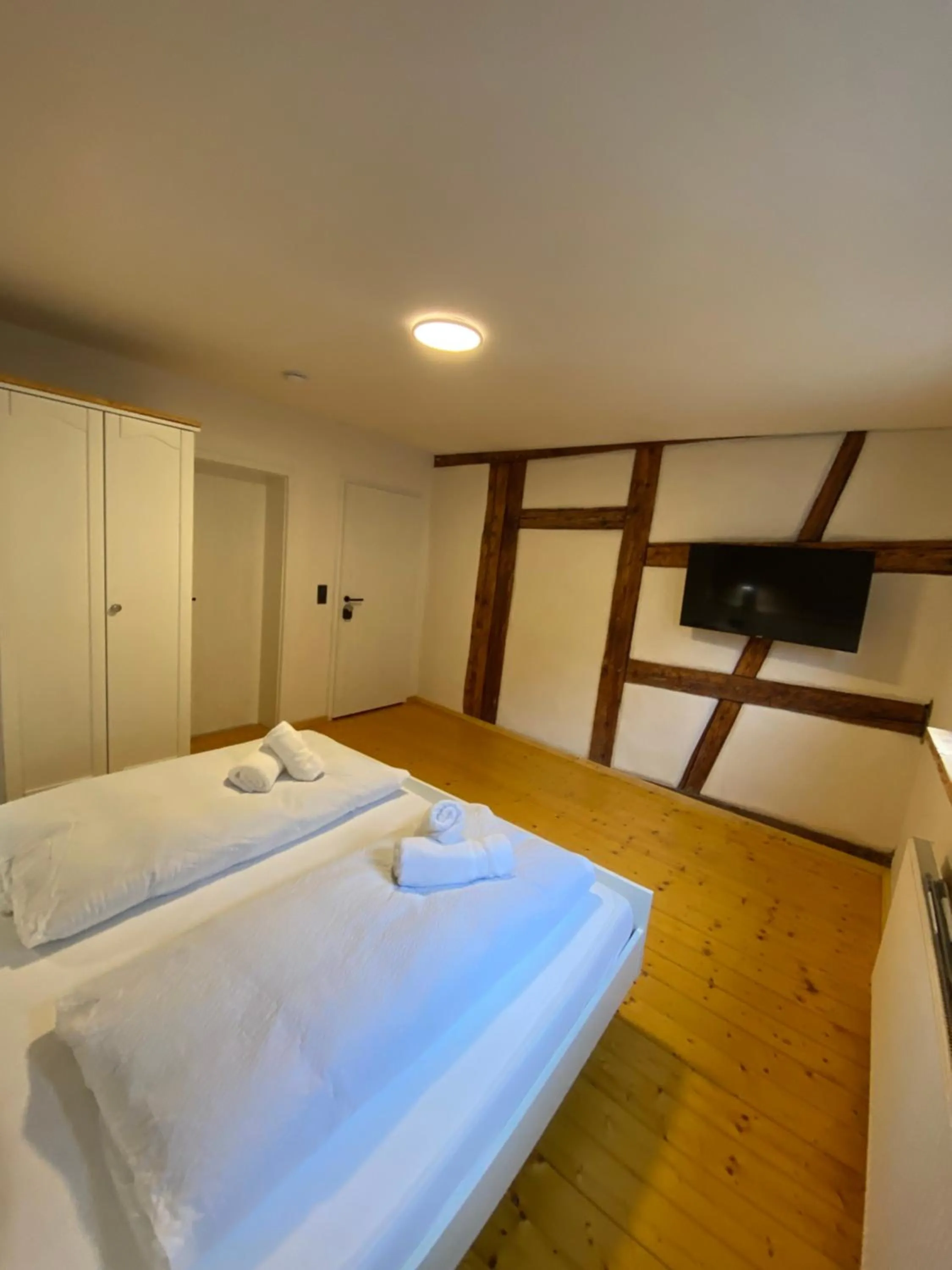 Photo of the whole room, Bed in Gasthof zum goldenen Schiff - Historisches Hotel mit Frühstück & Self-Check-in