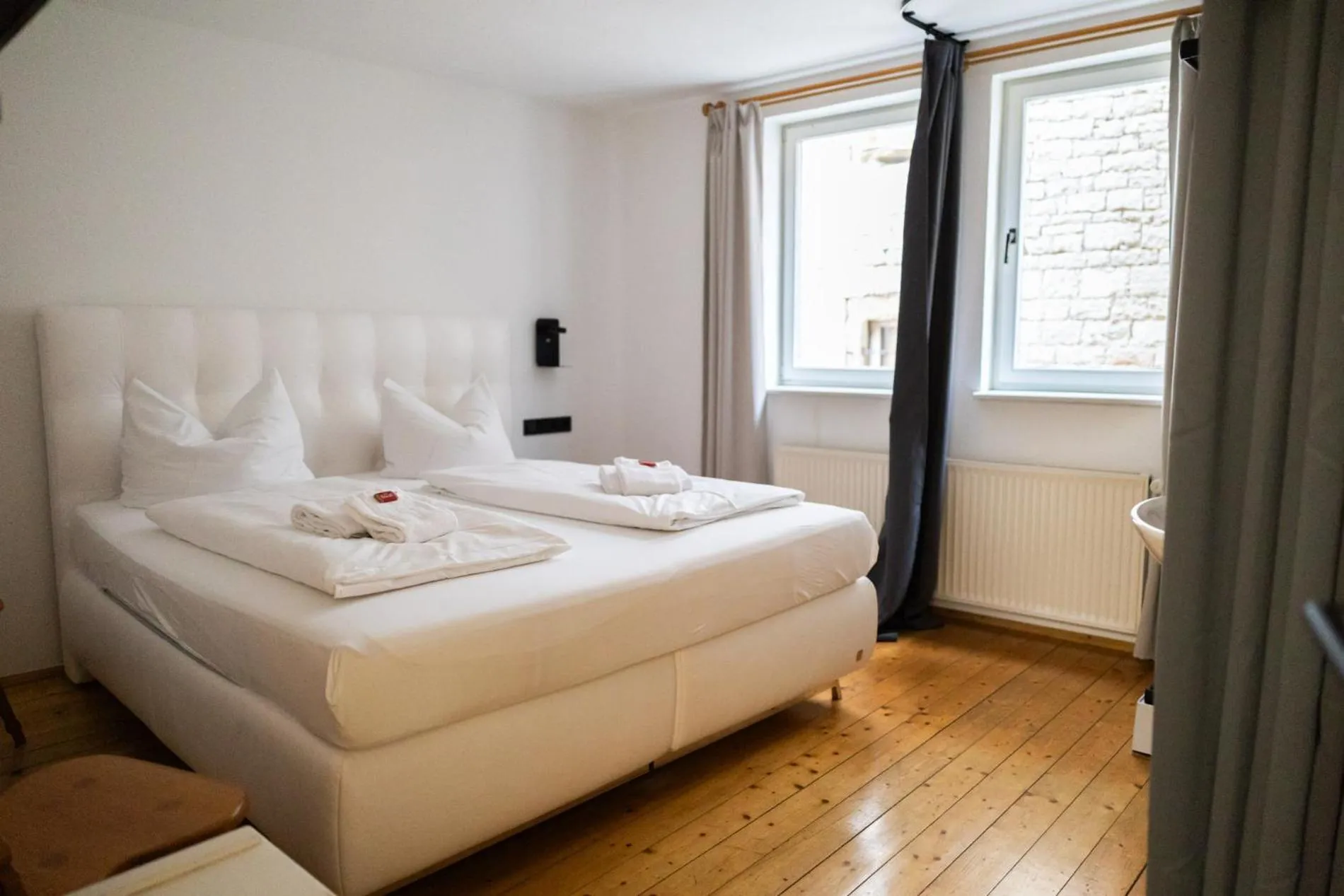 Bed in Gasthof zum goldenen Schiff - Historisches Hotel mit Frühstück & Self-Check-in