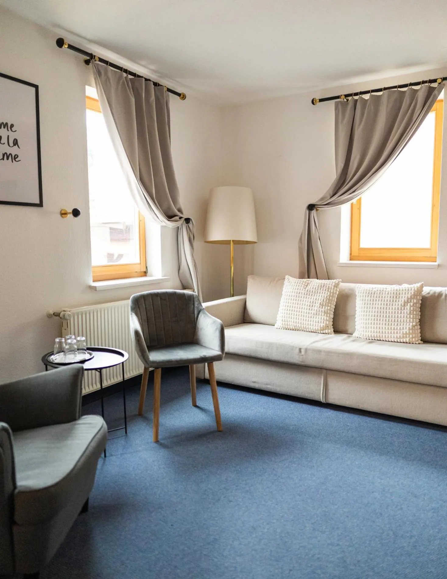 Seating area, Bed in Gasthof zum goldenen Schiff - Historisches Hotel mit Frühstück & Self-Check-in