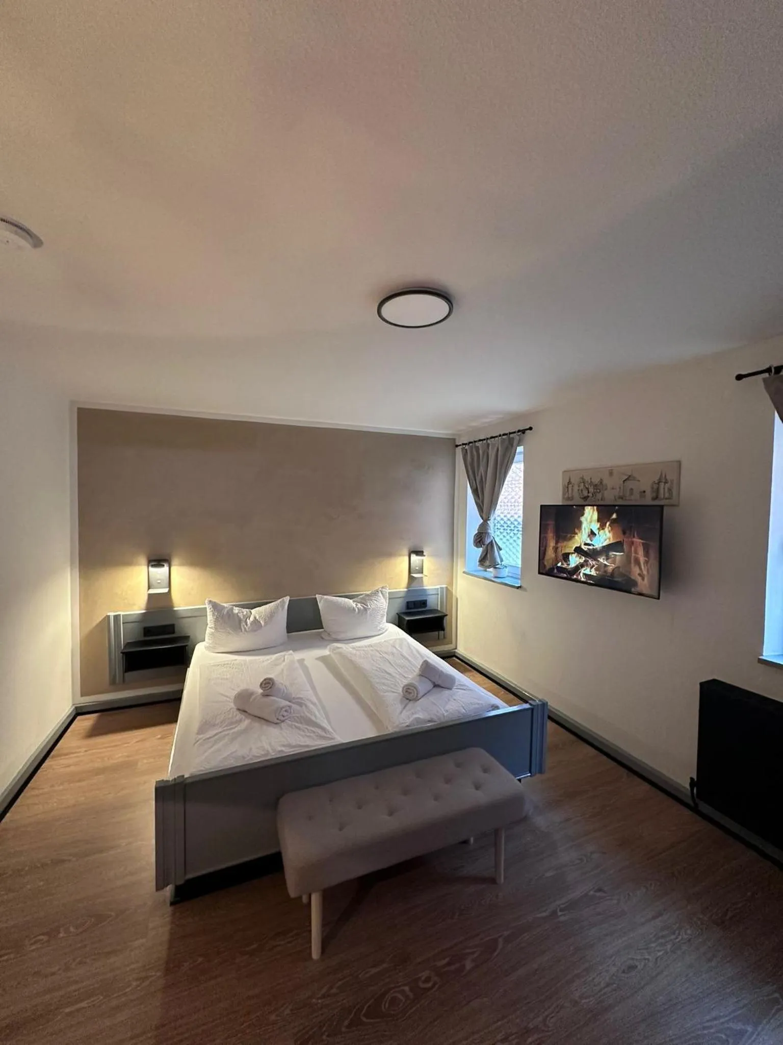 Bed in Gasthof zum goldenen Schiff - Historisches Hotel mit Frühstück & Self-Check-in