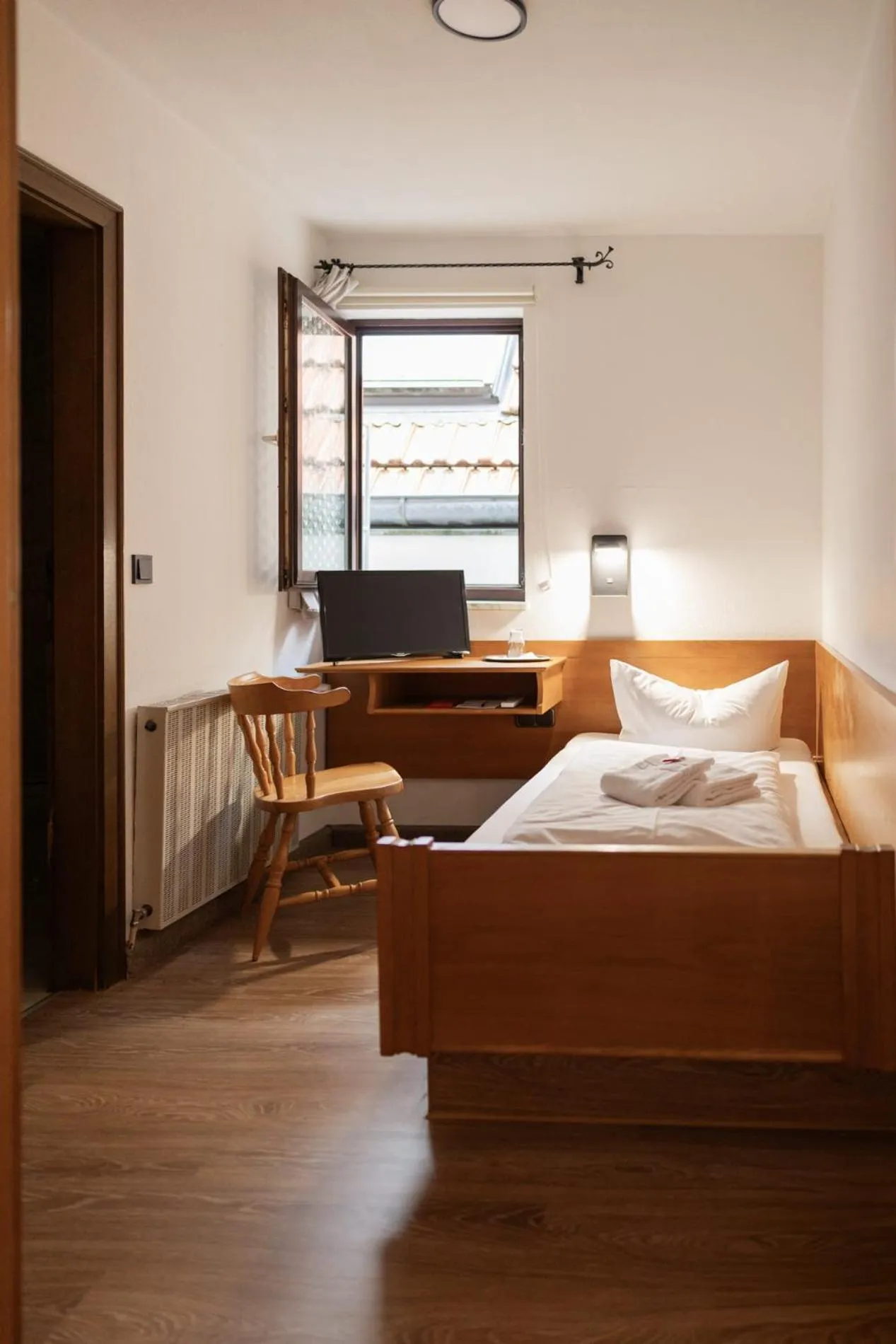 TV and multimedia, Bed in Gasthof zum goldenen Schiff - Historisches Hotel mit Frühstück & Self-Check-in