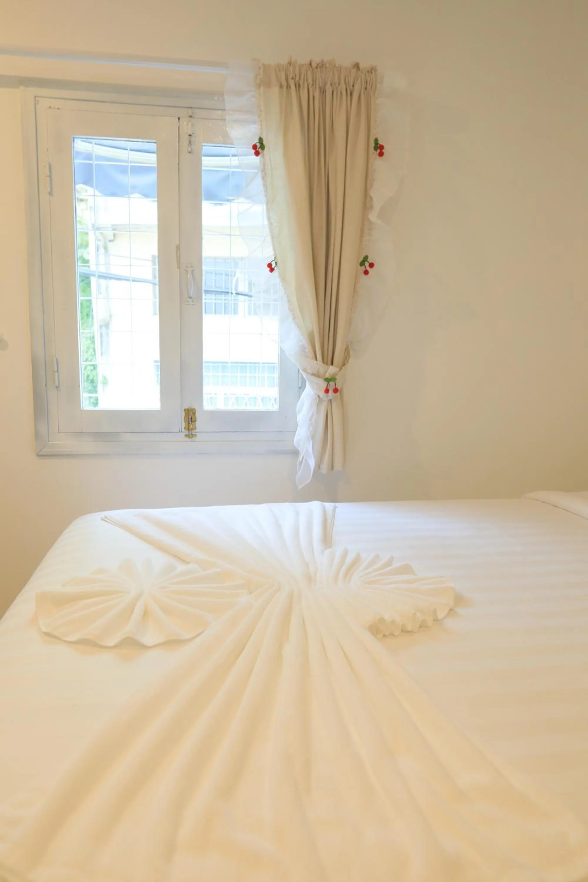 Bed in LA VIE EN ROSE 2 Hotel