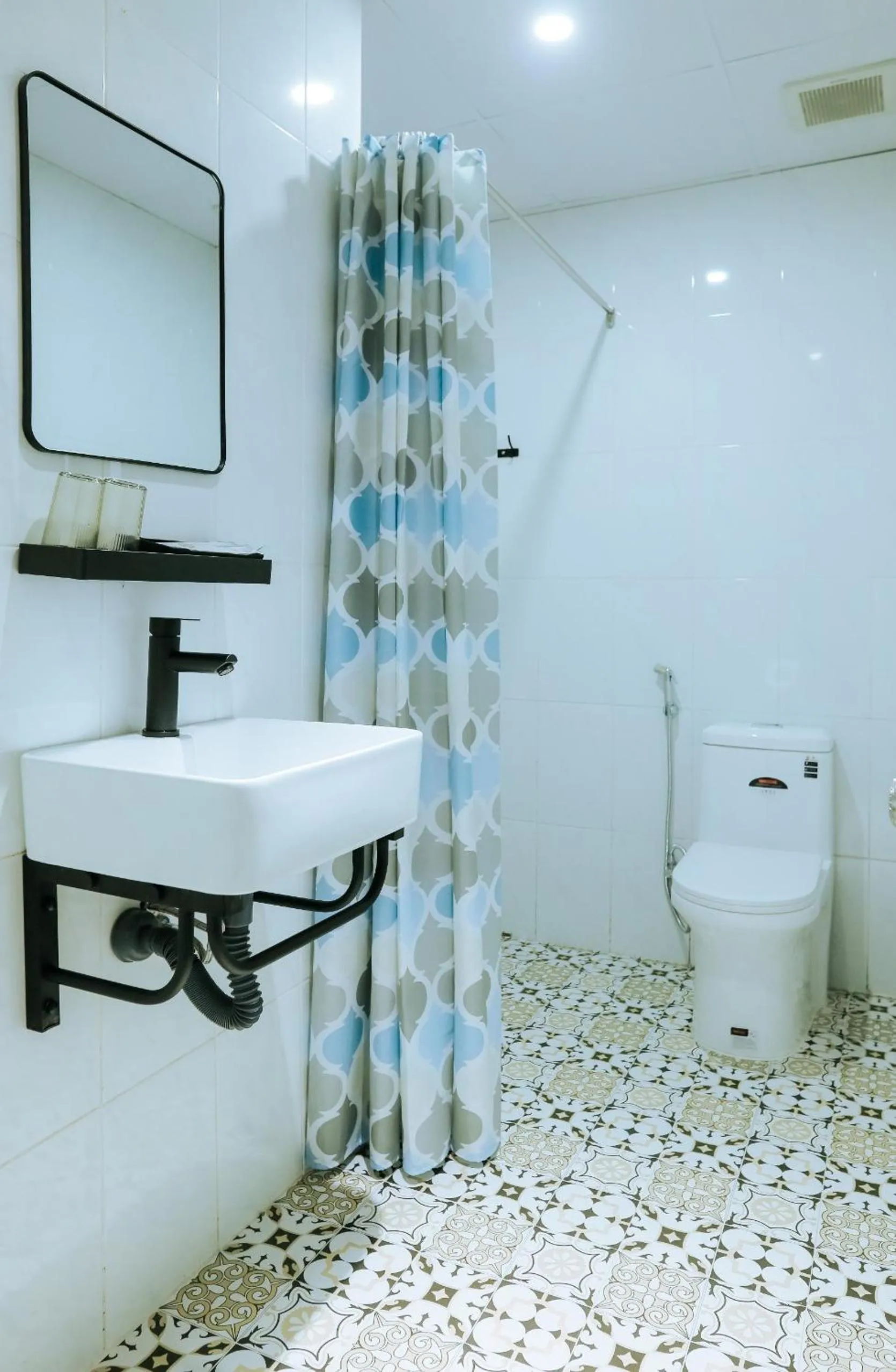 Bathroom in LA VIE EN ROSE 2 Hotel