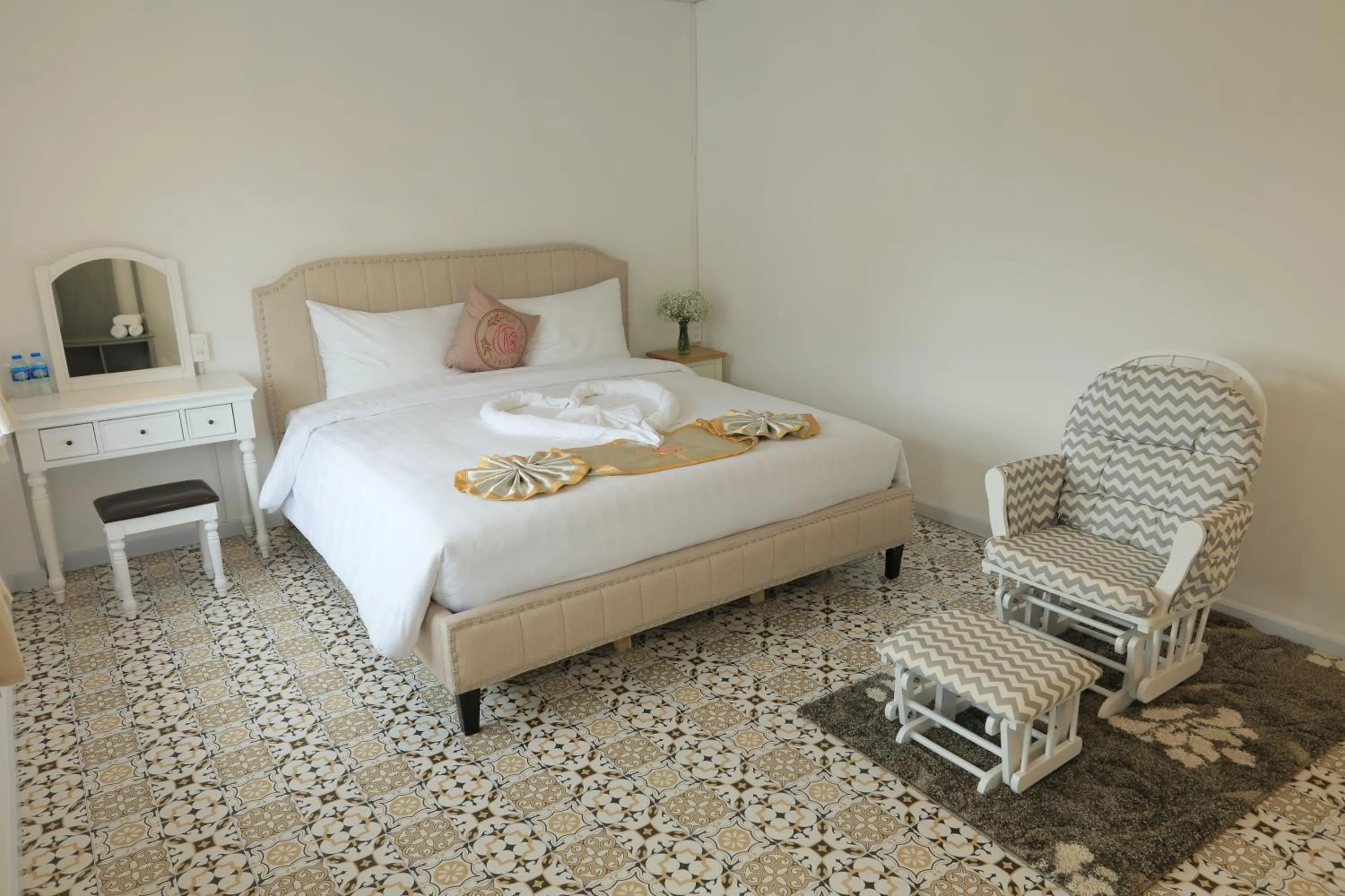 Bedroom in LA VIE EN ROSE 2 Hotel