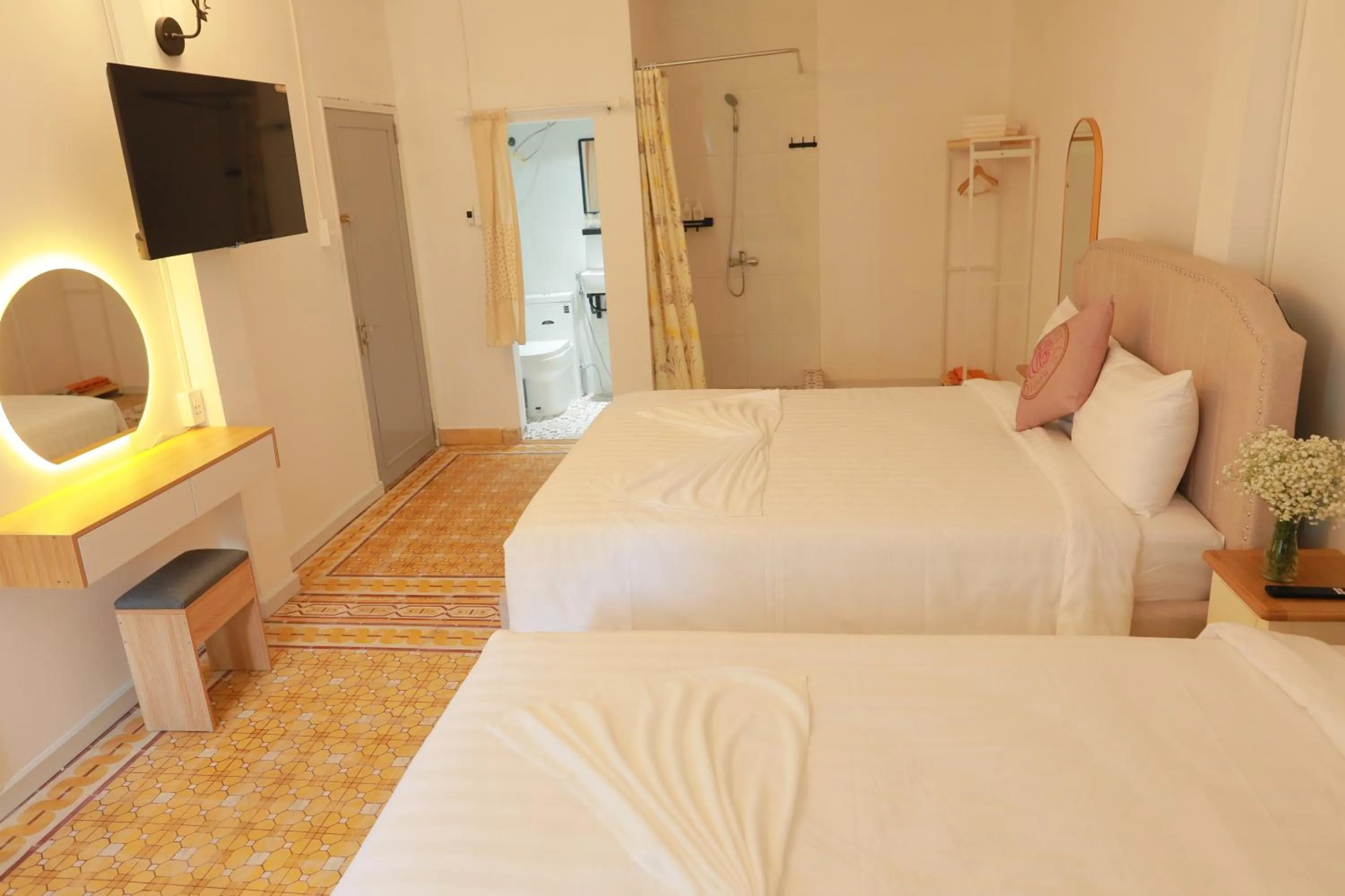 Bed in LA VIE EN ROSE 2 Hotel