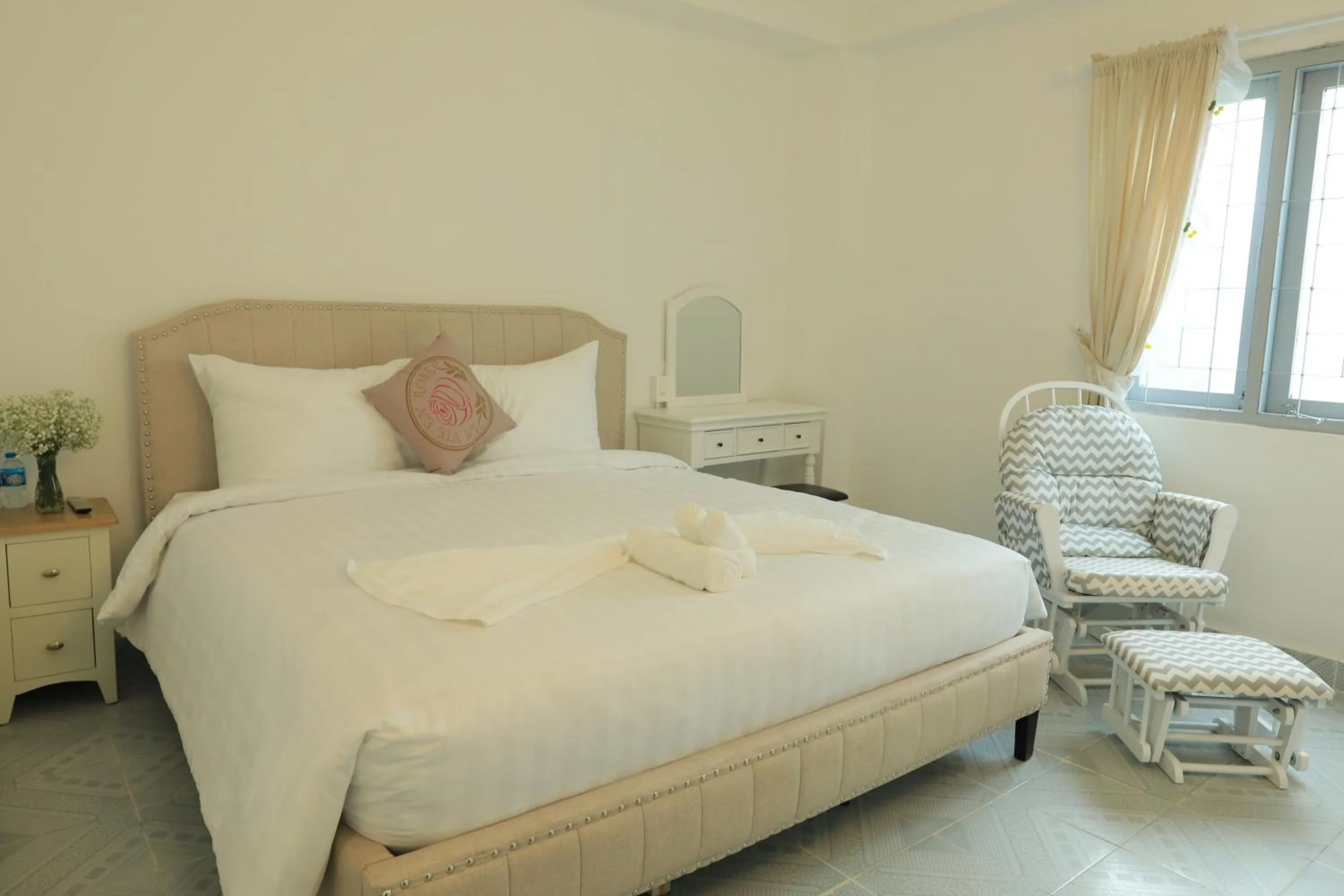 Photo of the whole room in LA VIE EN ROSE 2 Hotel