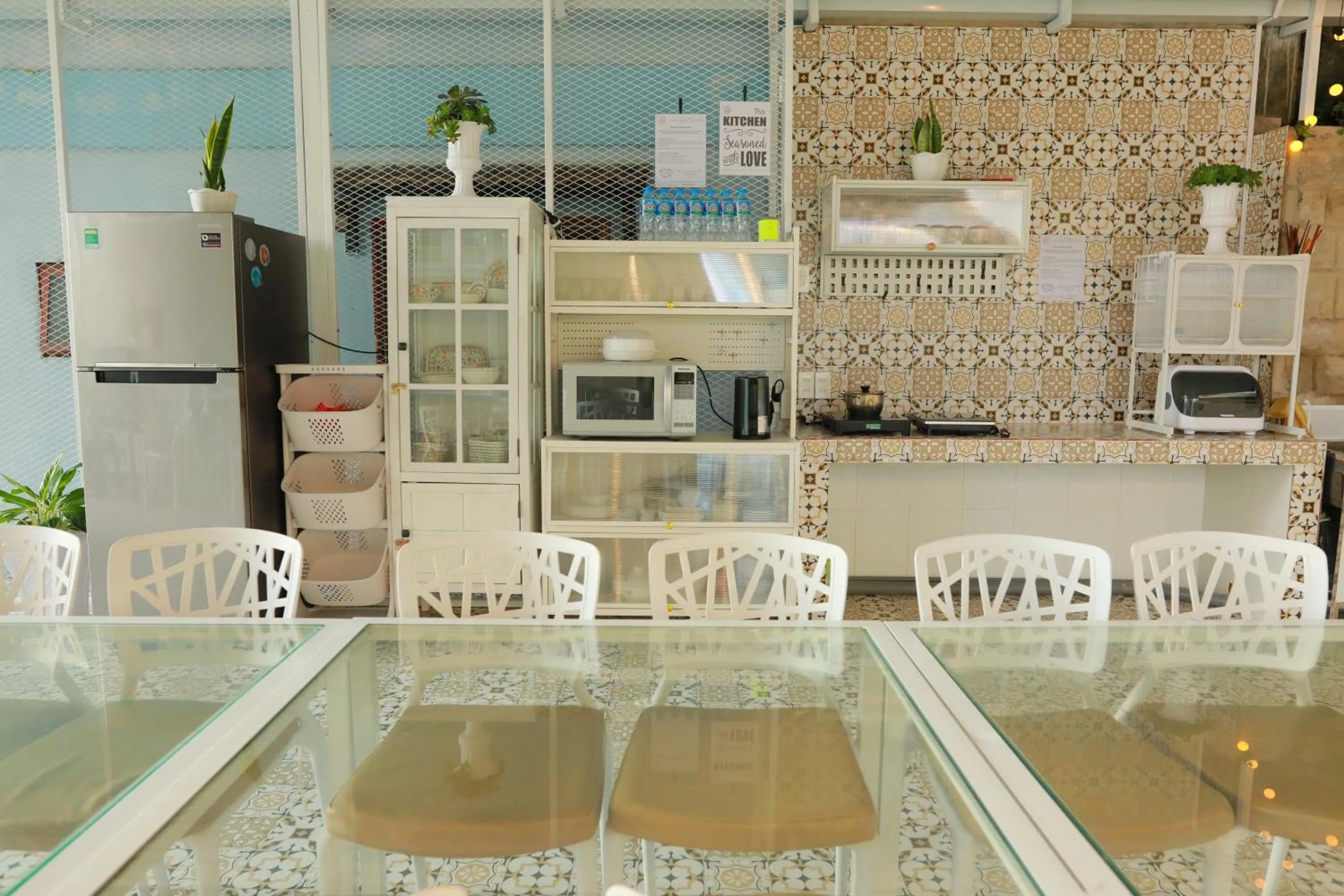 Kitchen or kitchenette in LA VIE EN ROSE 2 Hotel