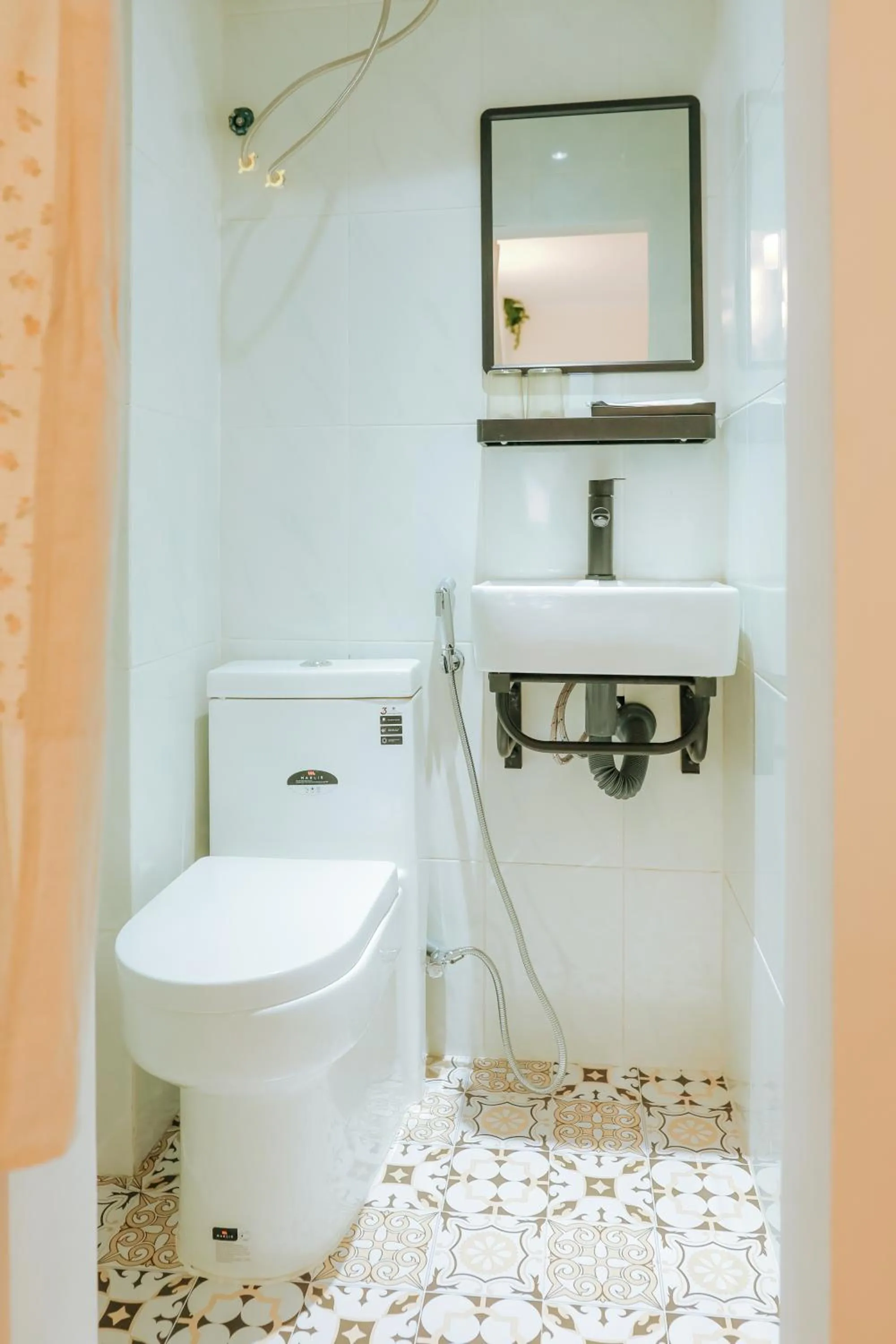 Toilet in LA VIE EN ROSE 2 Hotel