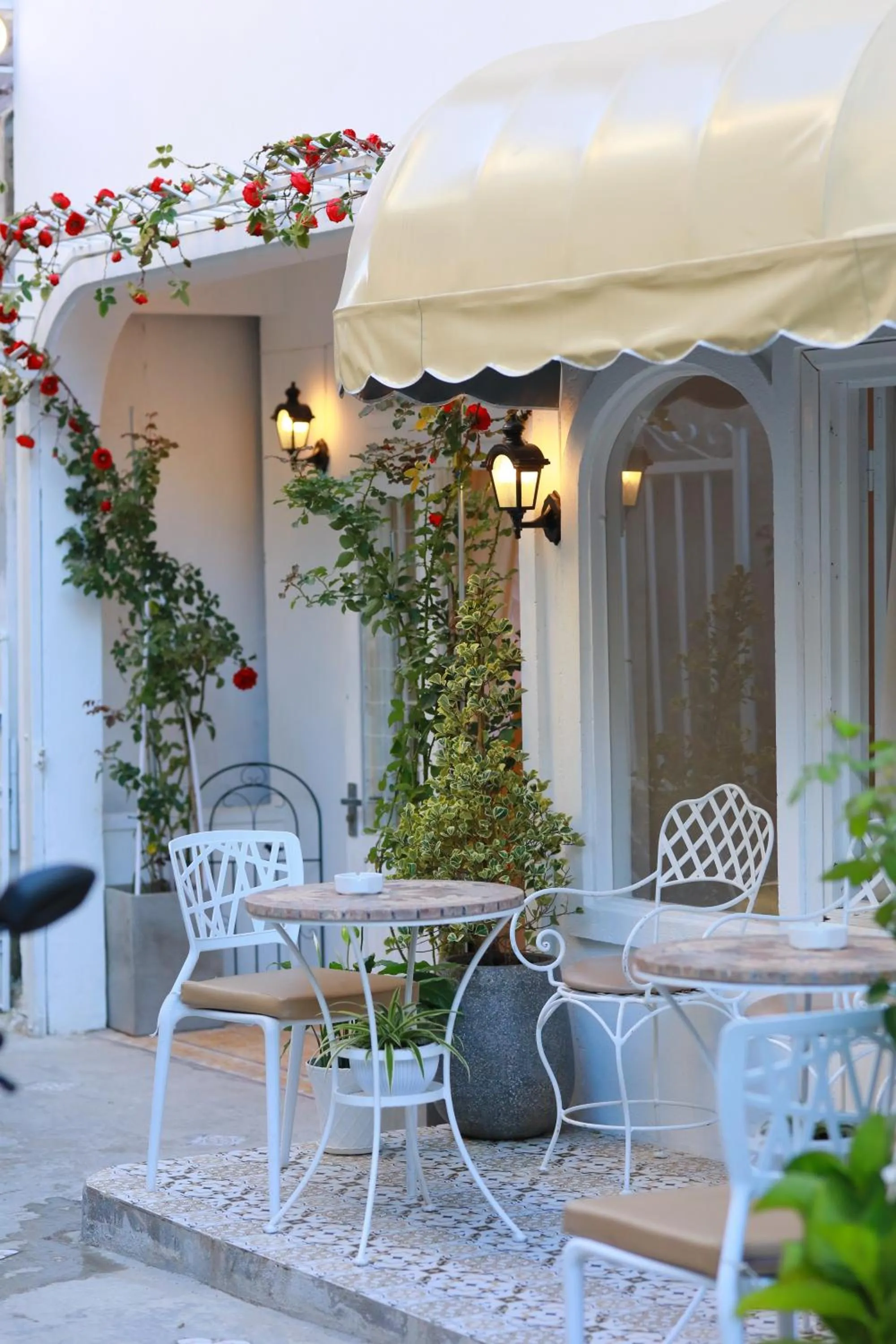 Property building in LA VIE EN ROSE 2 Hotel