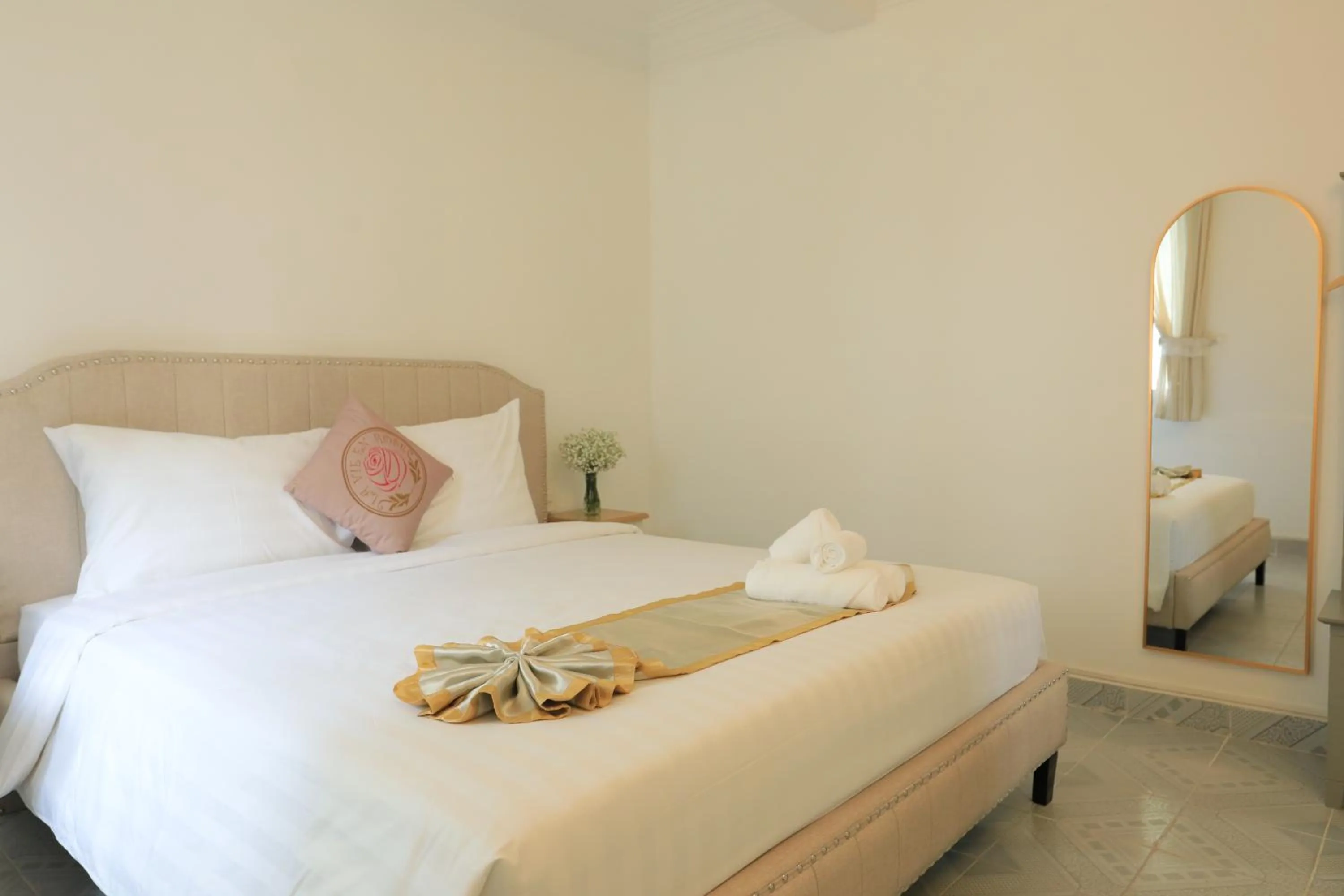 Bedroom in LA VIE EN ROSE 2 Hotel