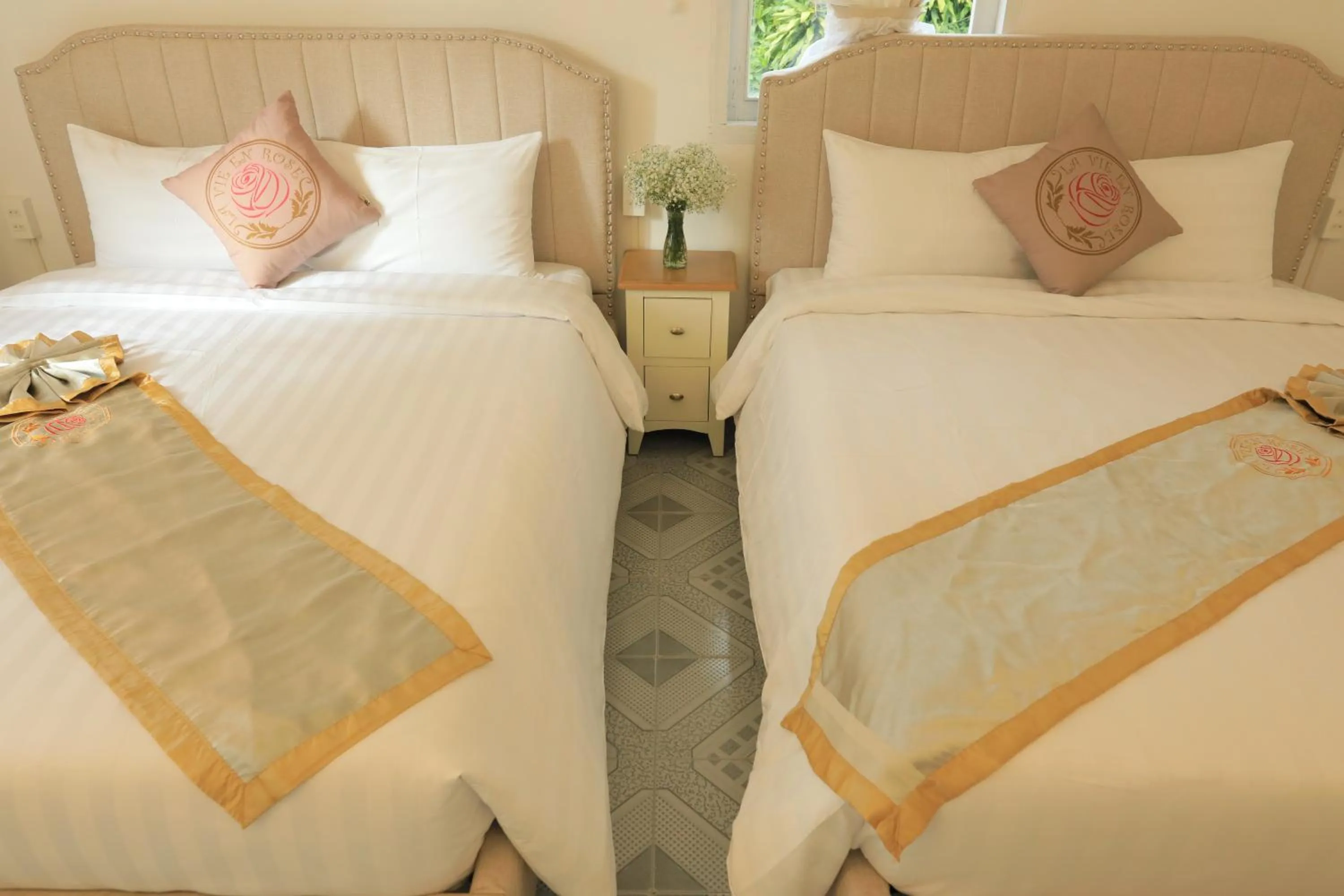 Bed in LA VIE EN ROSE 2 Hotel