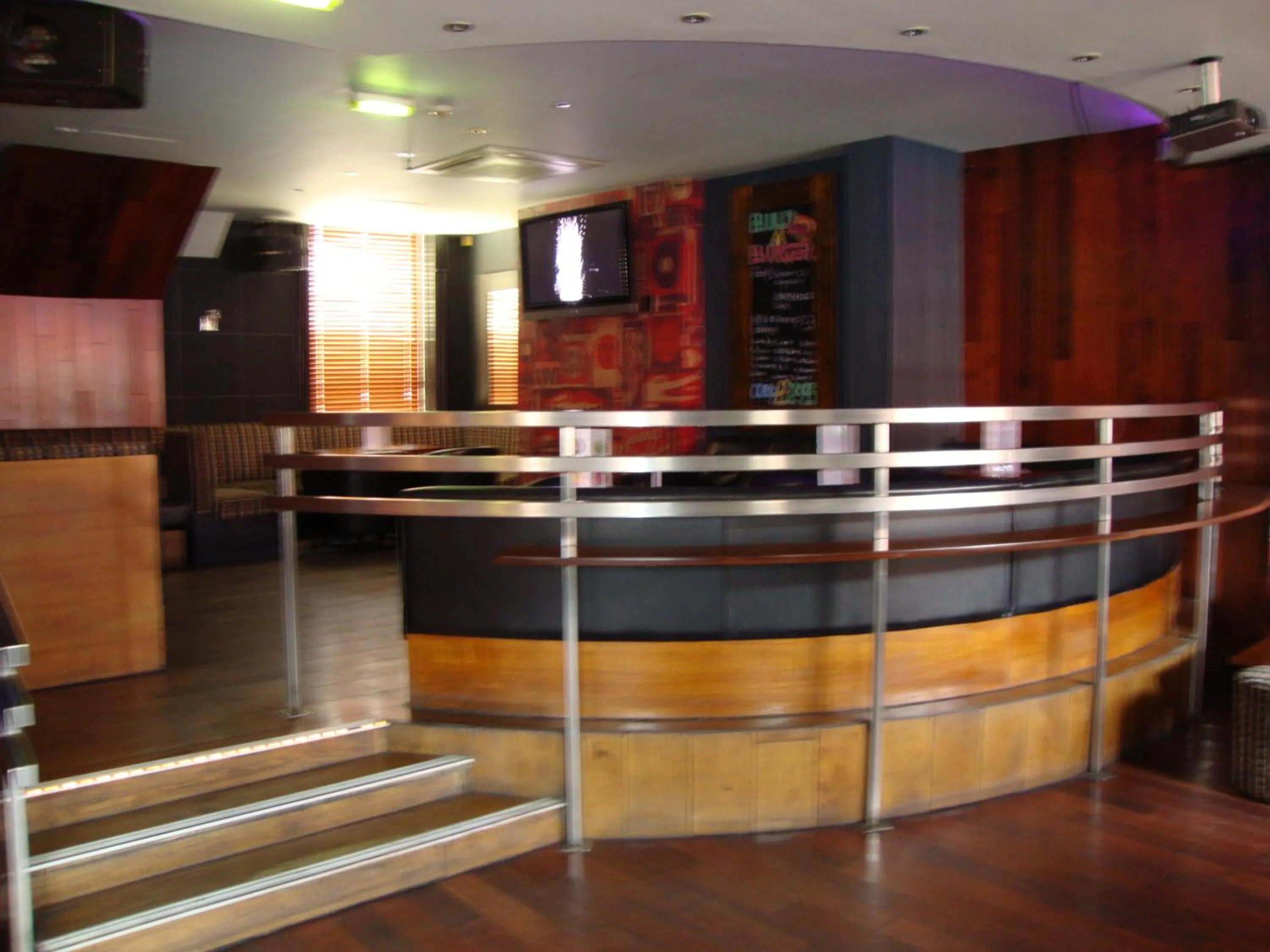 Restaurant/places to eat in Whites Hotel