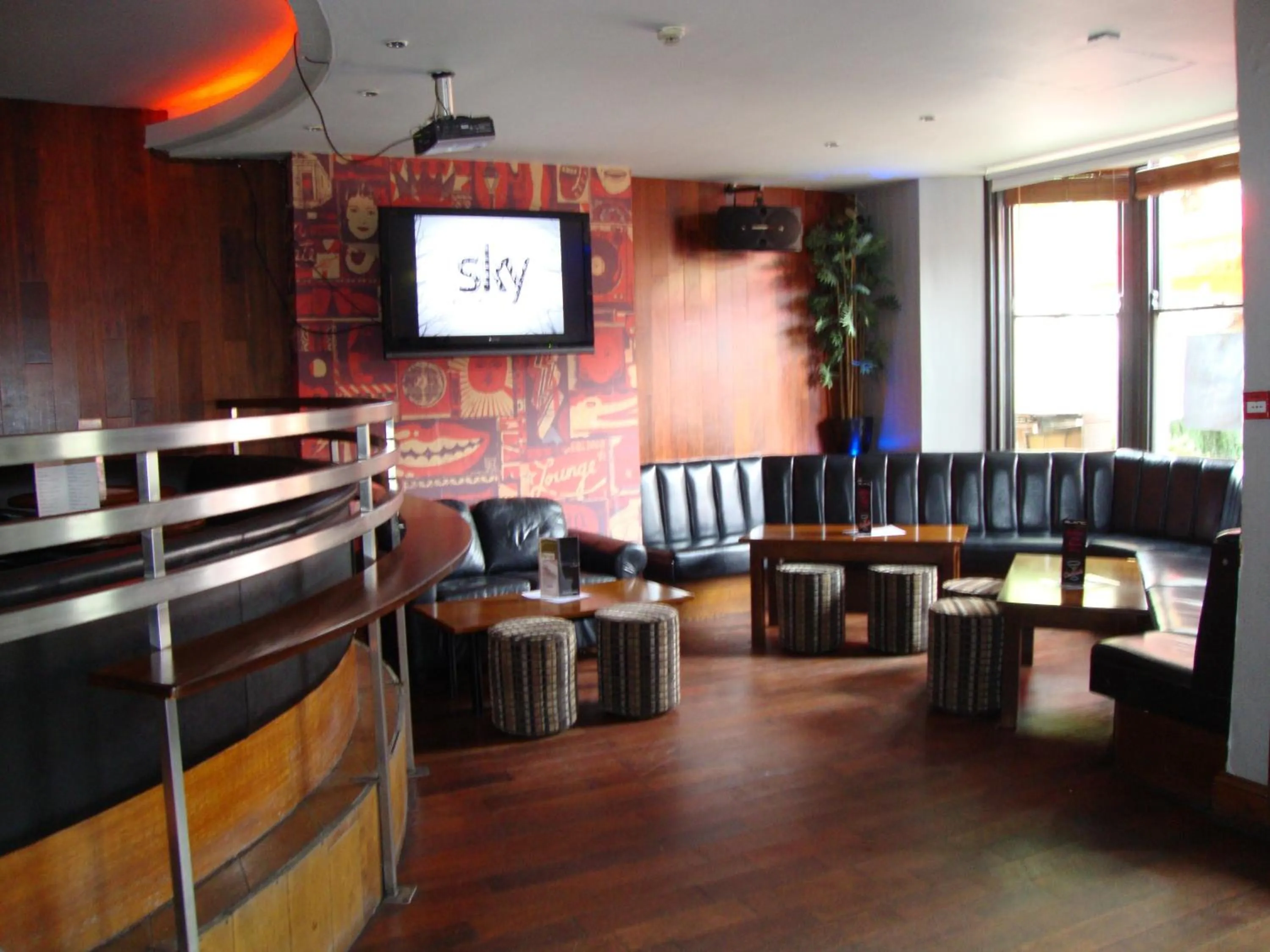 Restaurant/places to eat in Whites Hotel