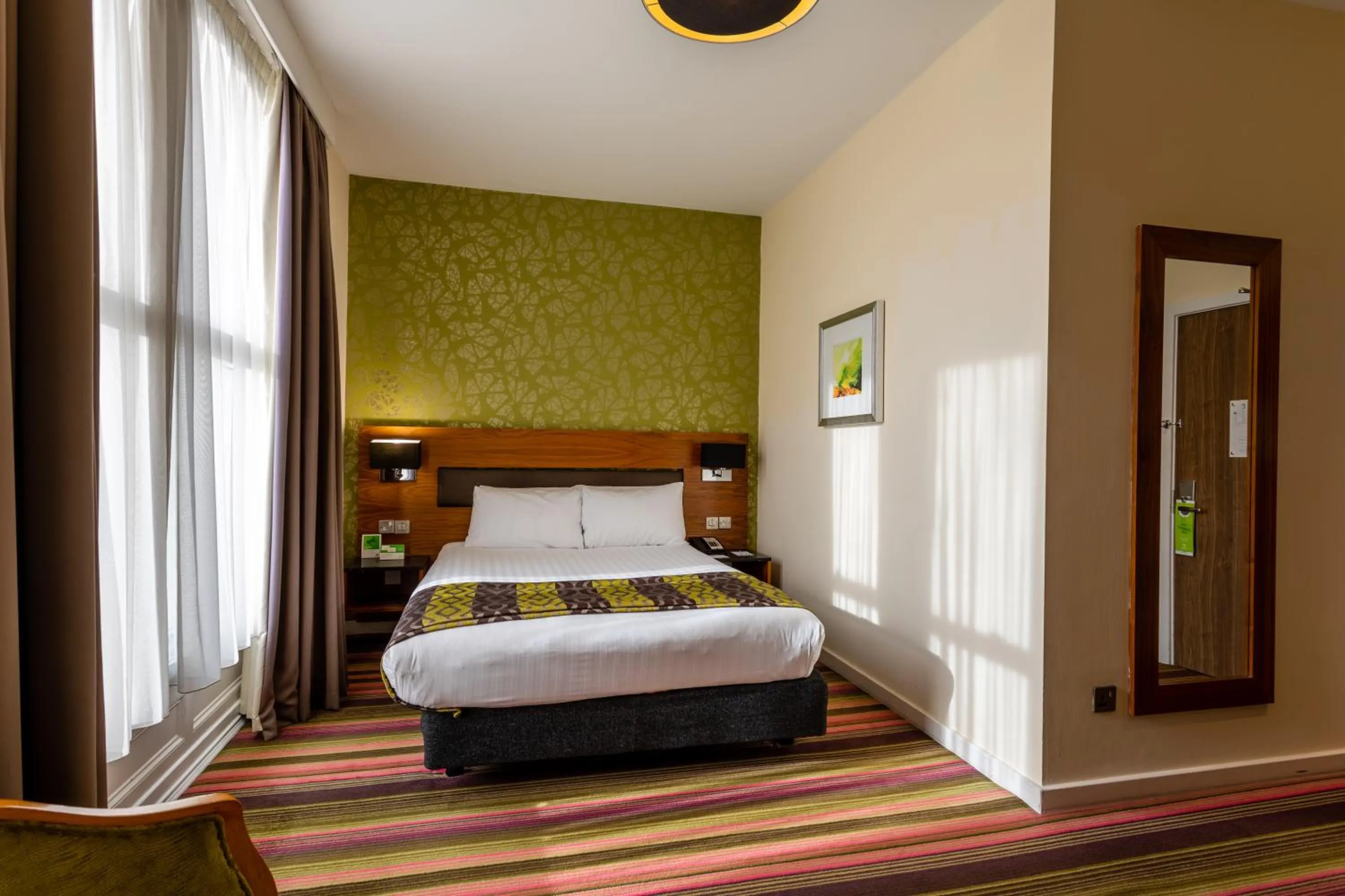 Bed in Holiday Inn Newcastle-Jesmond by IHG