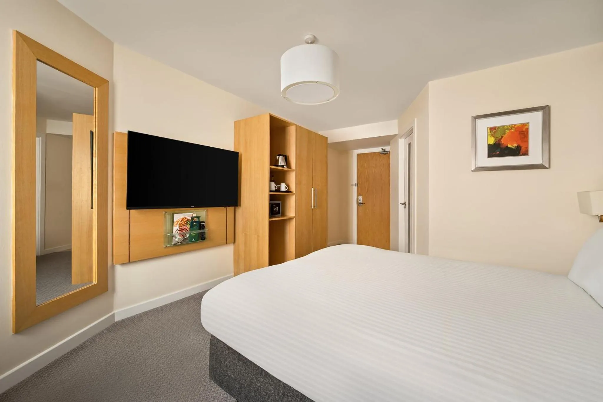 Photo of the whole room, Bed in Holiday Inn Newcastle-Jesmond by IHG