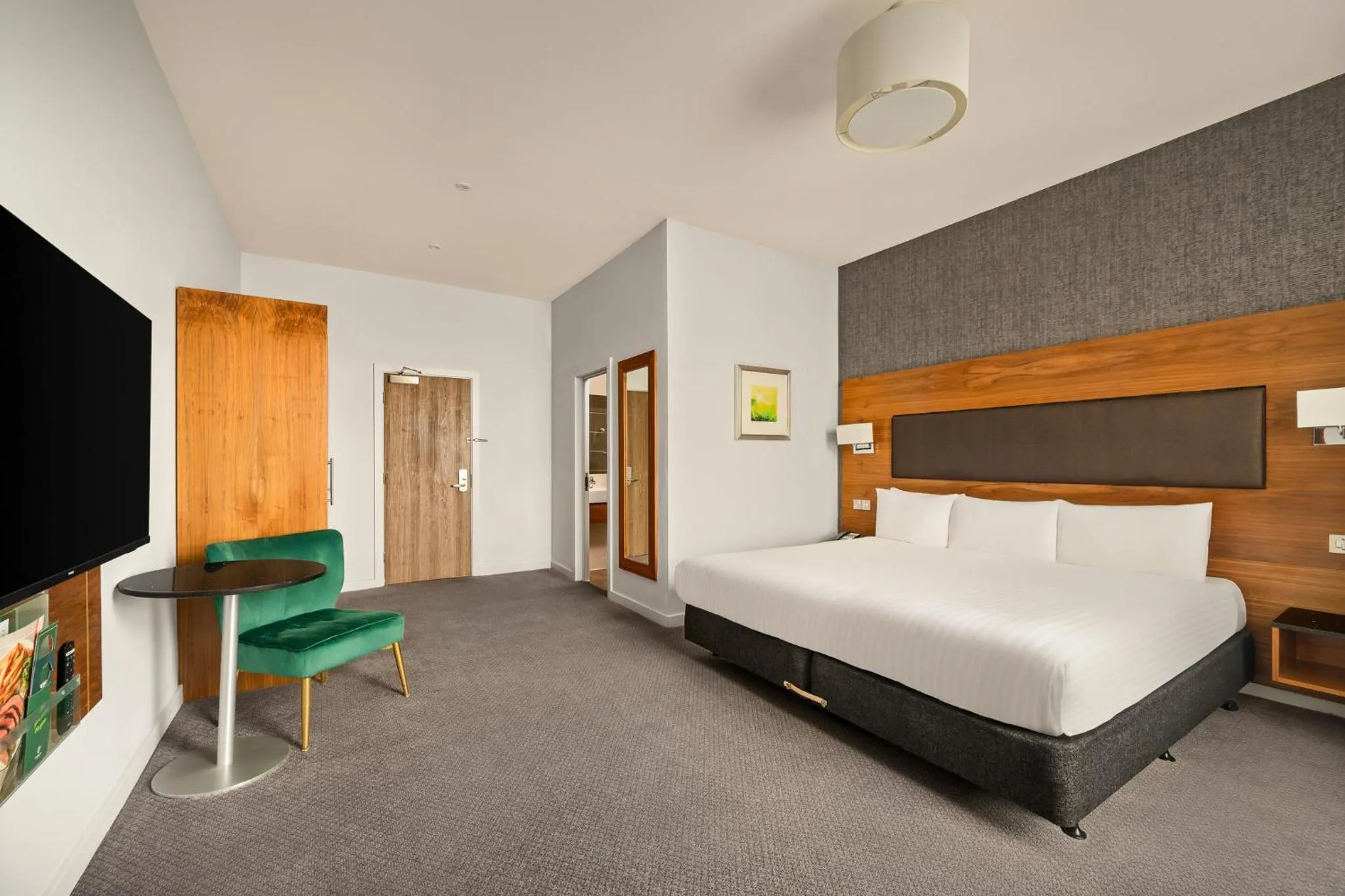 Photo of the whole room, Bed in Holiday Inn Newcastle-Jesmond by IHG