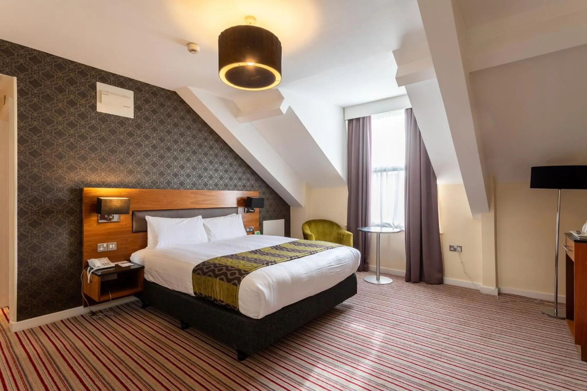 Photo of the whole room, Bed in Holiday Inn Newcastle-Jesmond by IHG