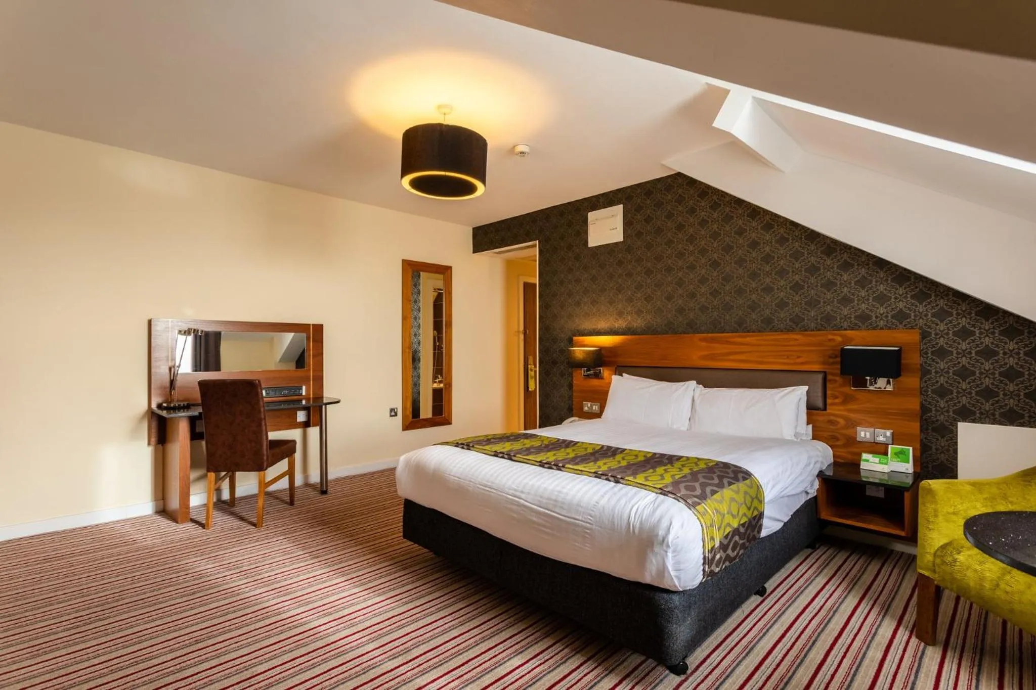 Photo of the whole room, Bed in Holiday Inn Newcastle-Jesmond by IHG
