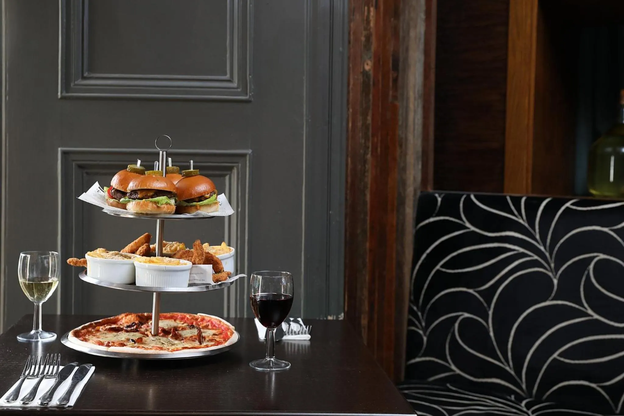 Lounge or bar in Holiday Inn Newcastle-Jesmond by IHG