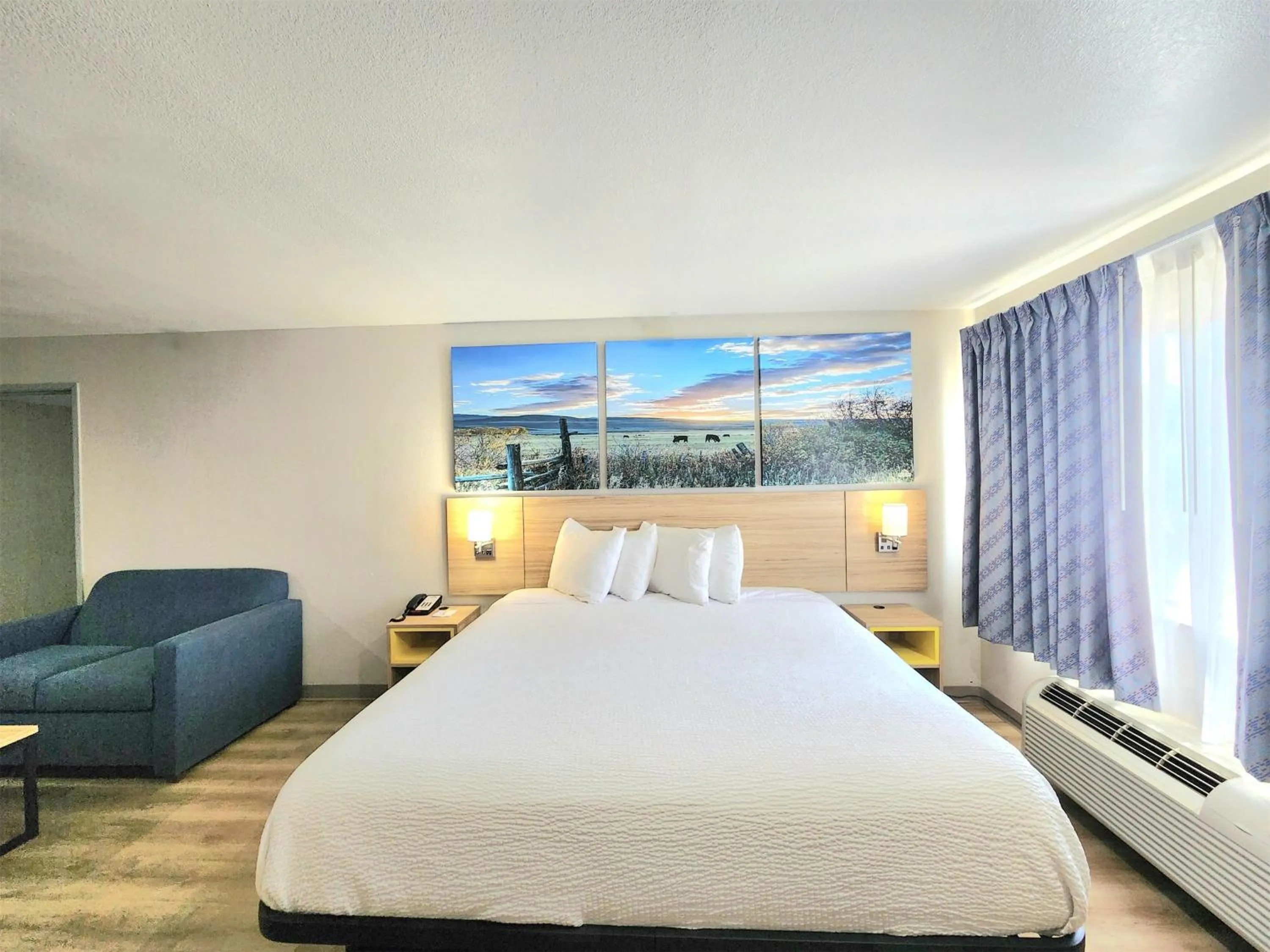 Photo of the whole room, Bed in Days Inn & Suites by Wyndham Corpus Christi Central