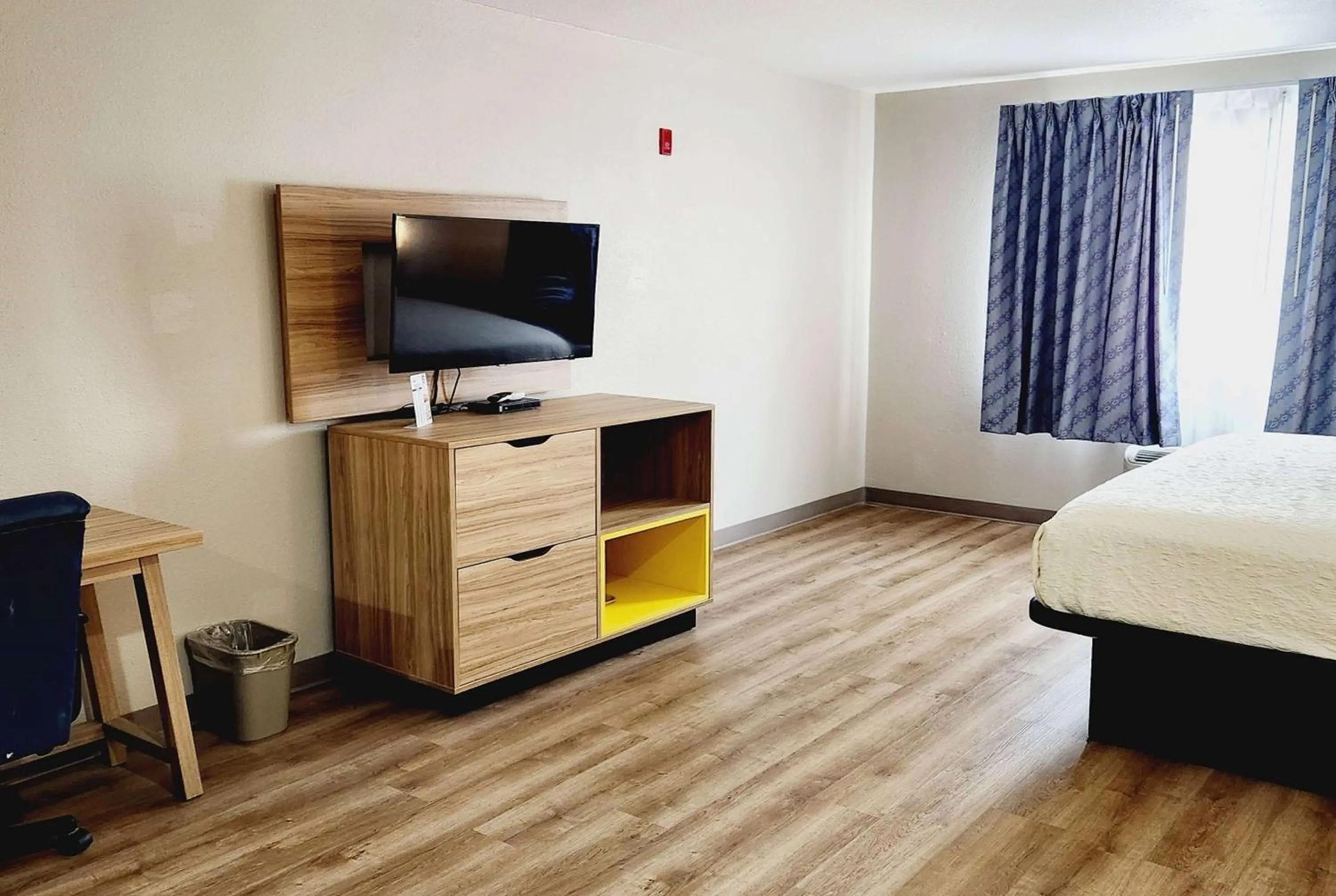 Photo of the whole room, Bed in Days Inn & Suites by Wyndham Corpus Christi Central