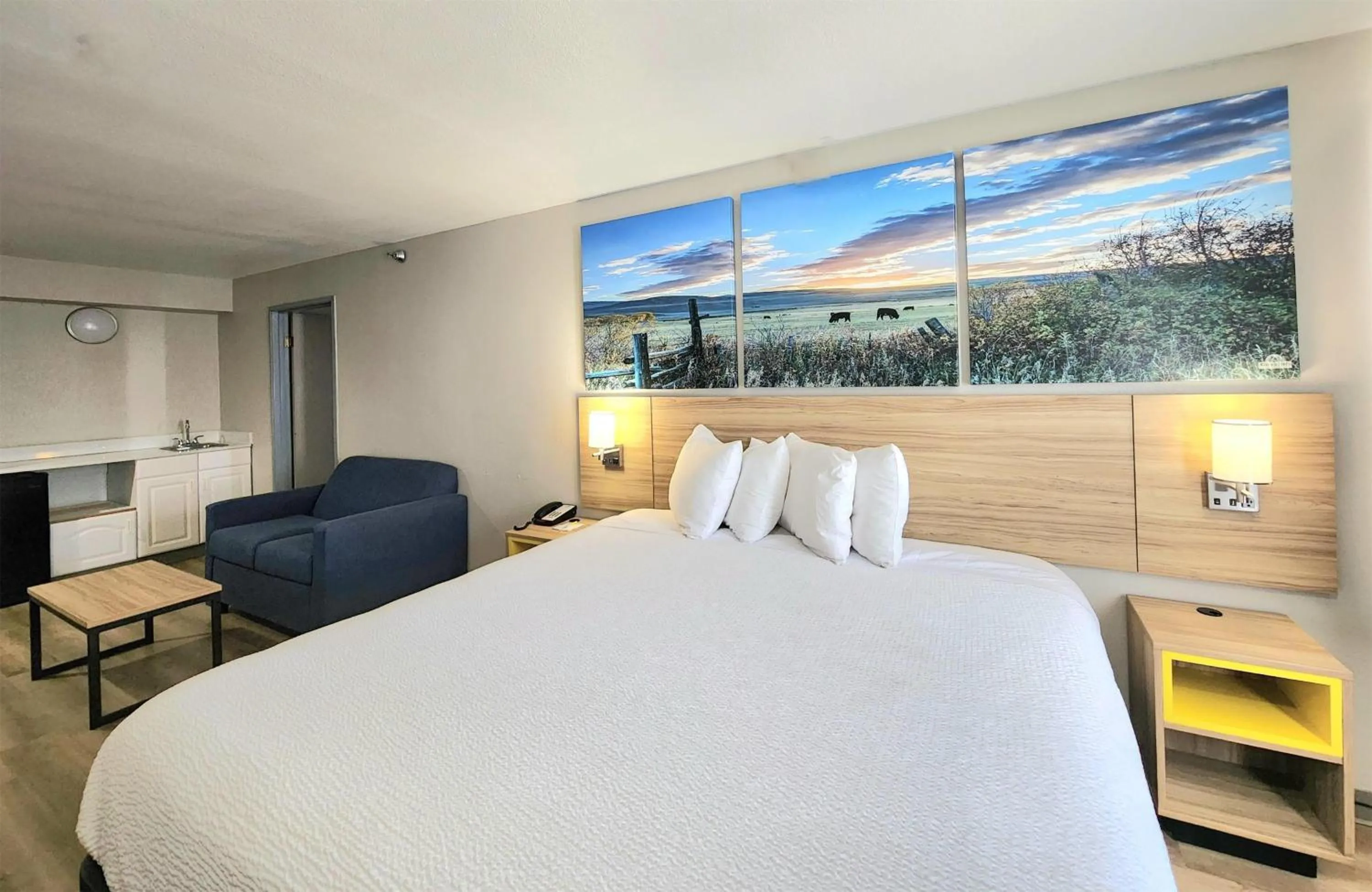 Photo of the whole room, Bed in Days Inn & Suites by Wyndham Corpus Christi Central