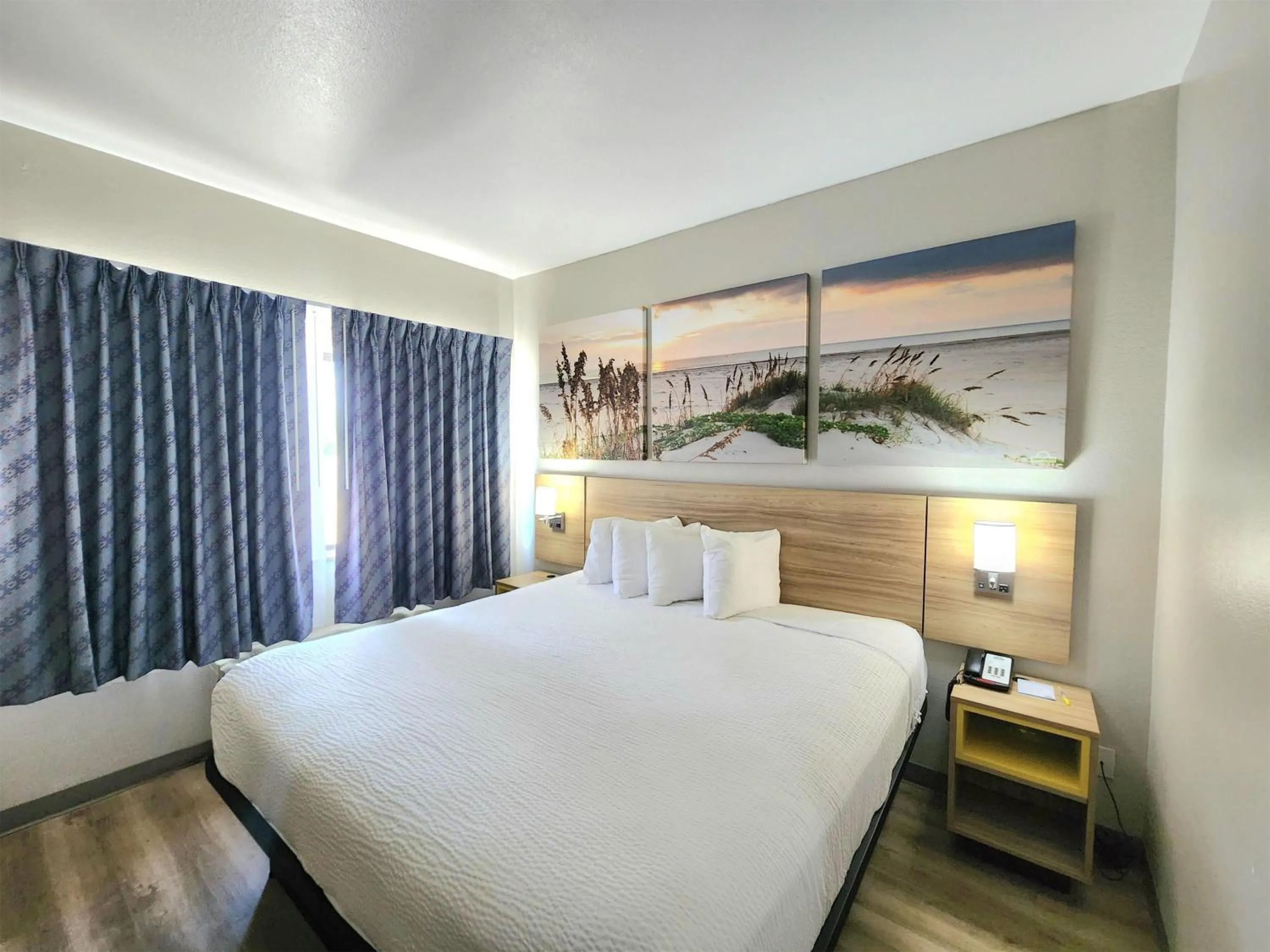 Photo of the whole room, Bed in Days Inn & Suites by Wyndham Corpus Christi Central